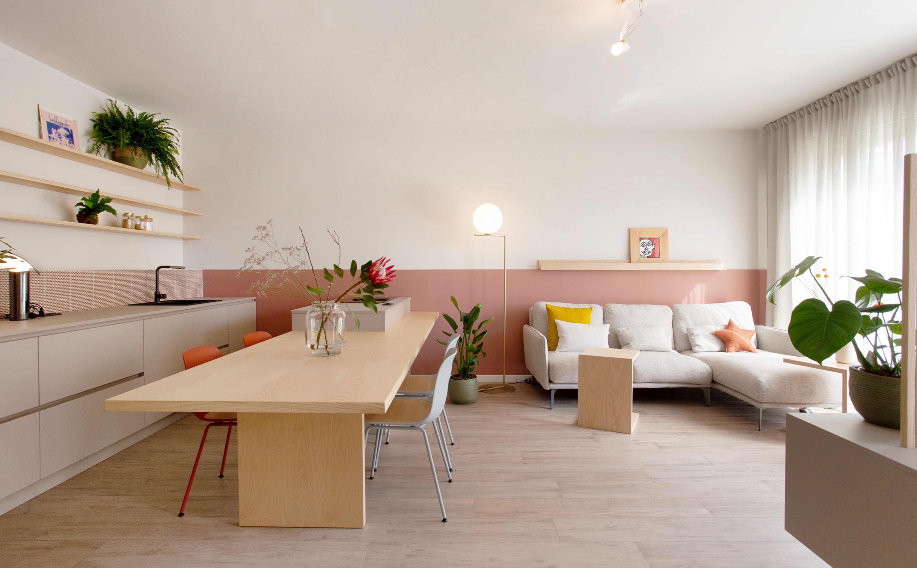 foto a colori di un living con cucina