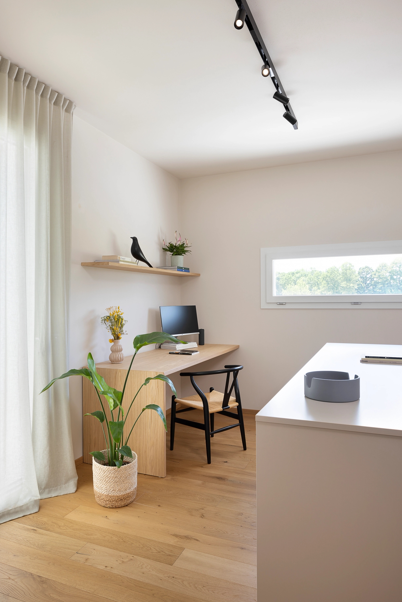 foto a colori di una postazione lavoro con scrivania e computer