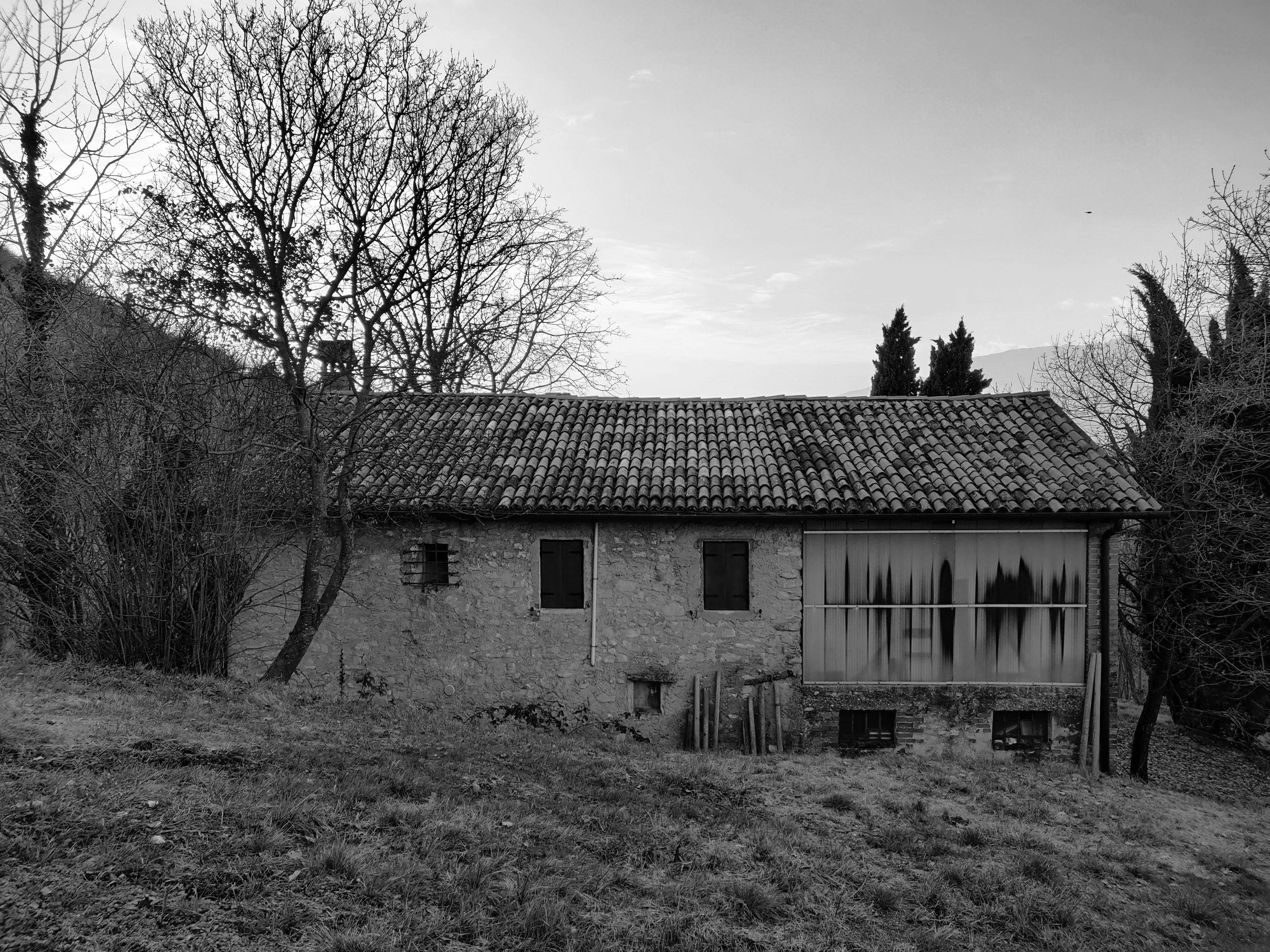 foto in biacno e nero di una residenza vecchia in collina