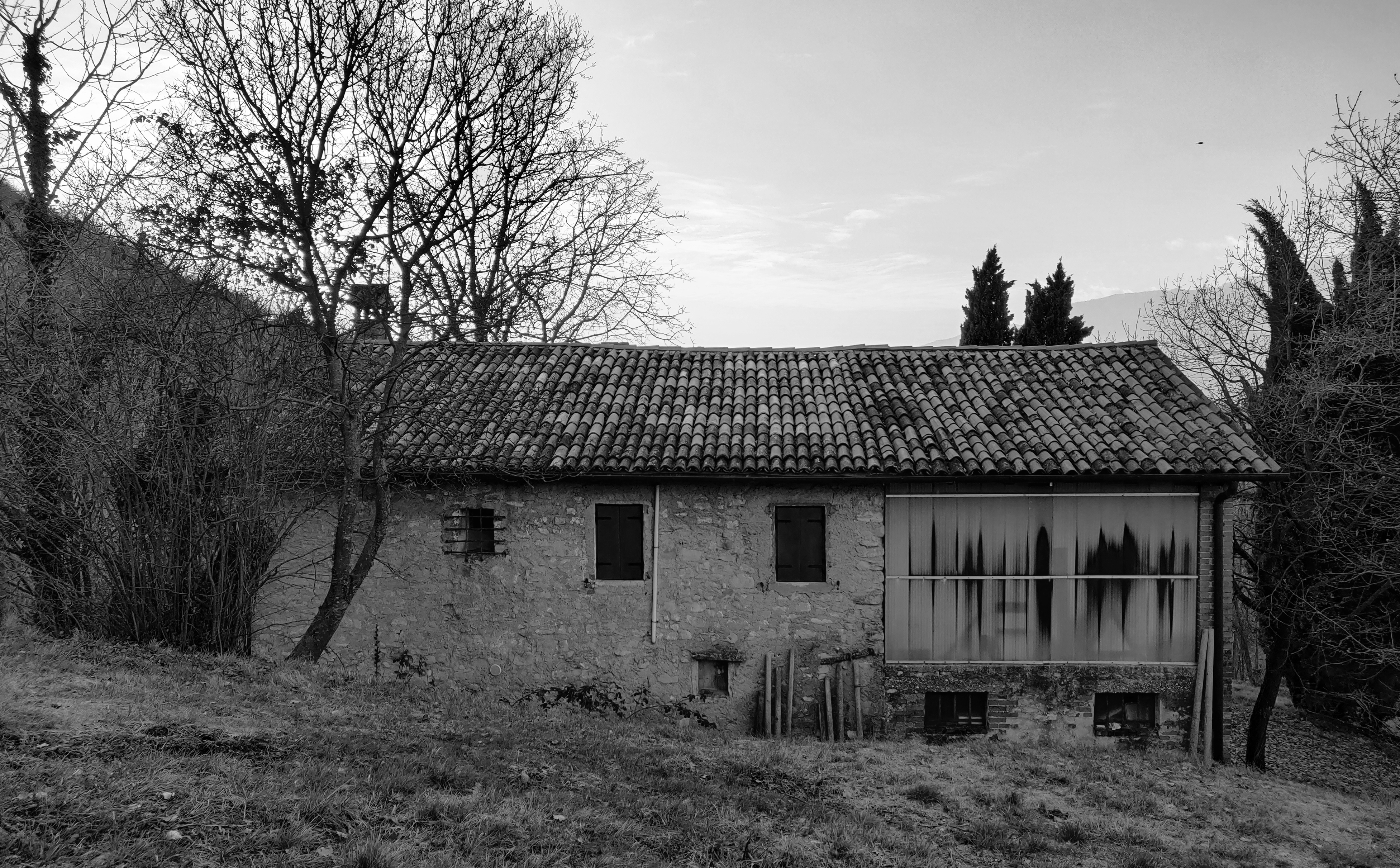 foto in biacno e nero di una residenza vecchia in collina