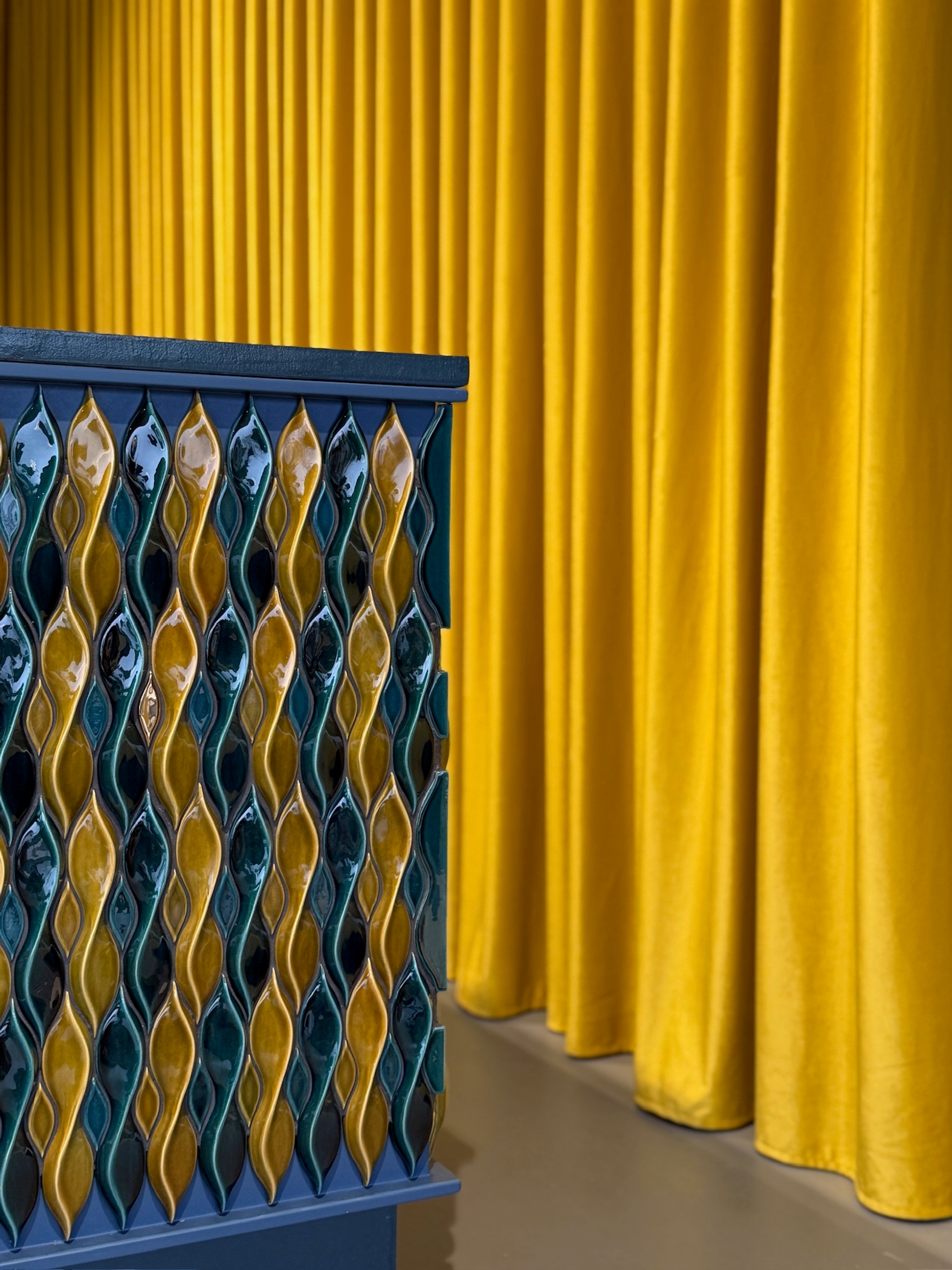 foto a colori bancone + tenda pasticceria