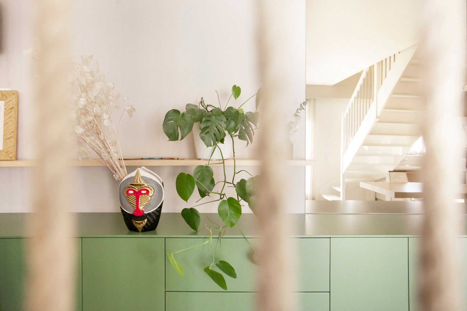 foto a colori con dettagli madia lunga verde 