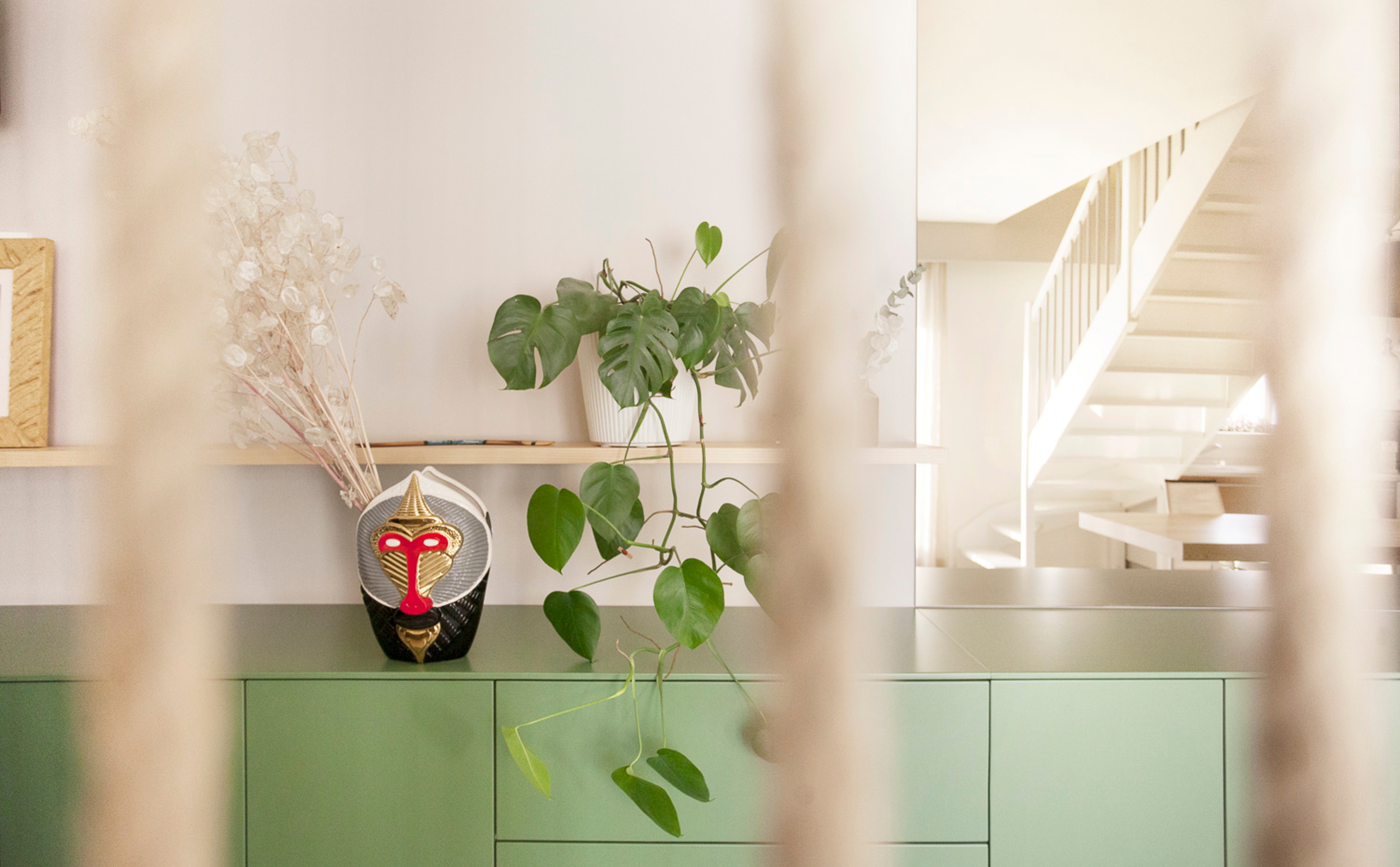 foto a colori con dettagli madia lunga verde