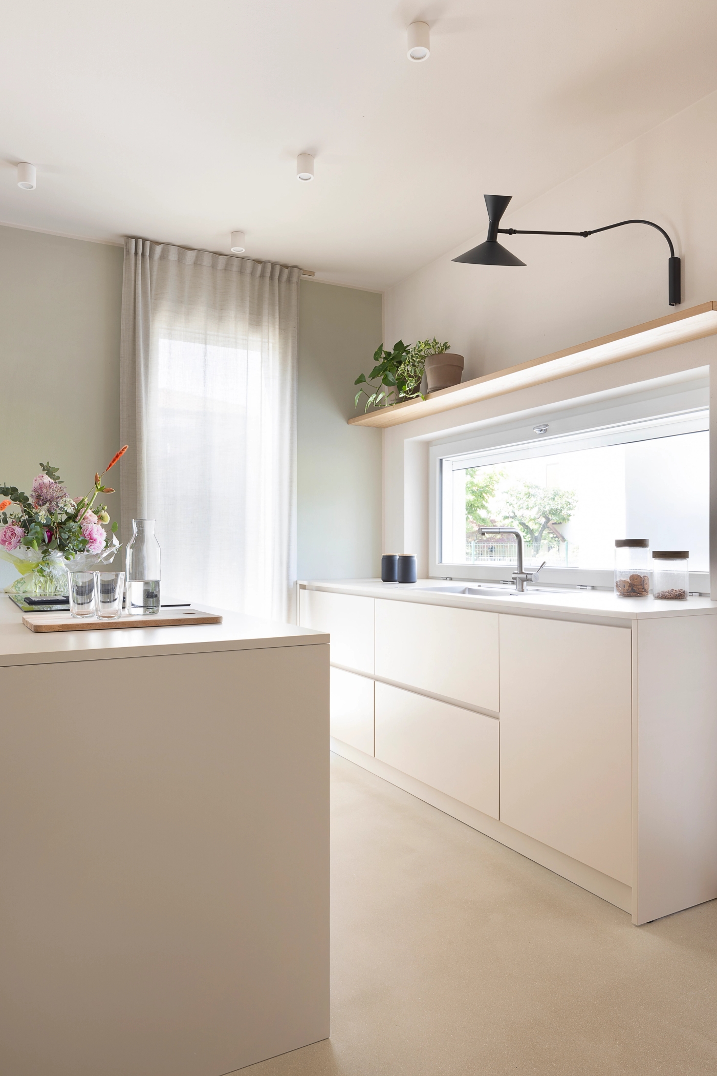 foto a colori di una cucina bianca