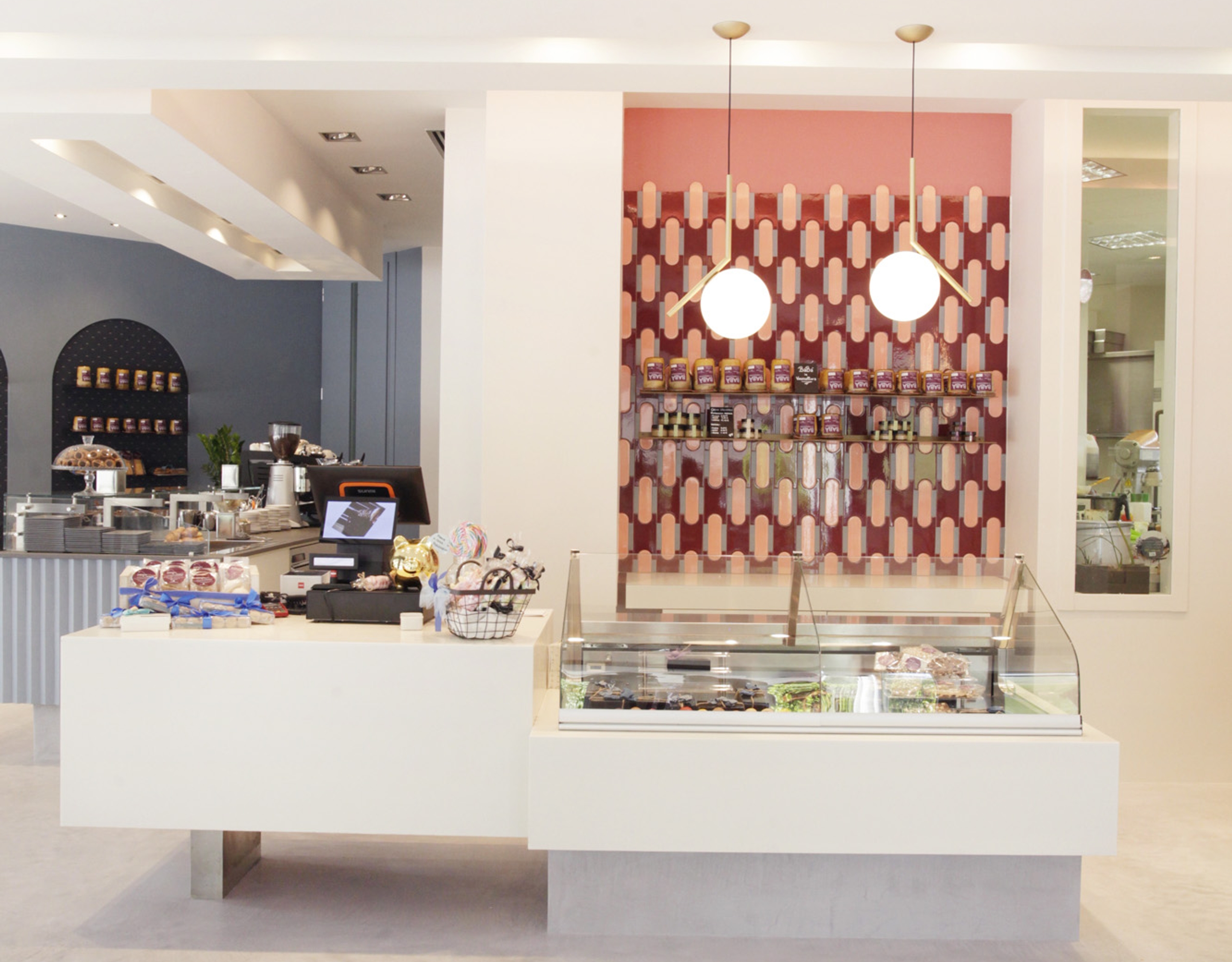 foto a colori di una pasticceria