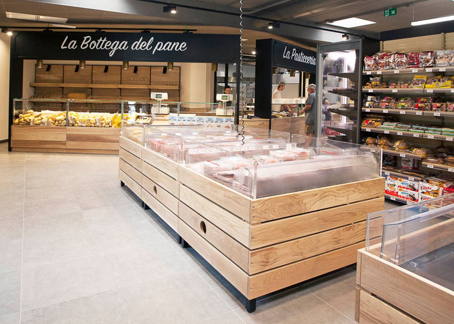 foto a colori con interni di un market