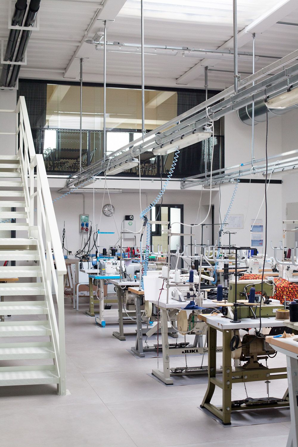 foto a colori di un ingresso azienda con piante e fiori