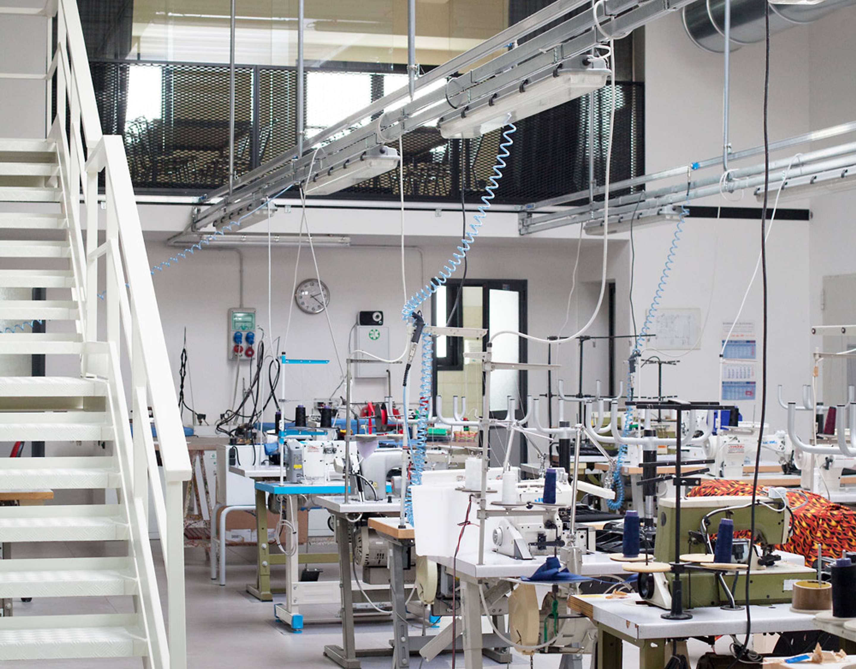 foto a colori di un ingresso azienda con piante e fiori