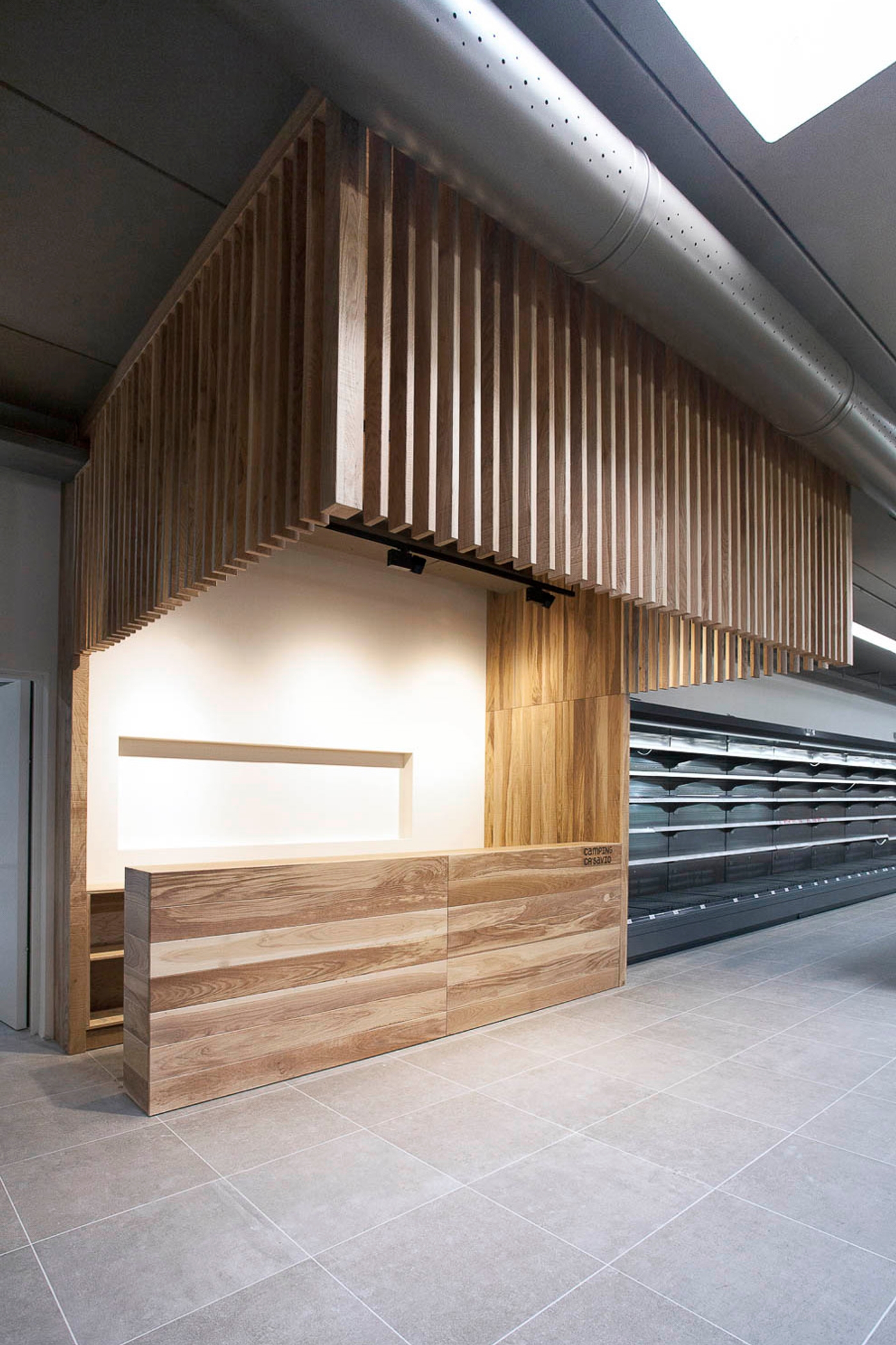 foto a colori con espositore market in legno