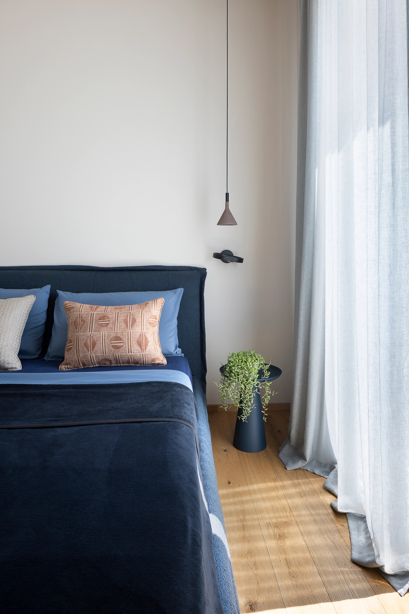 foto a colori di un letto con biancheria blu