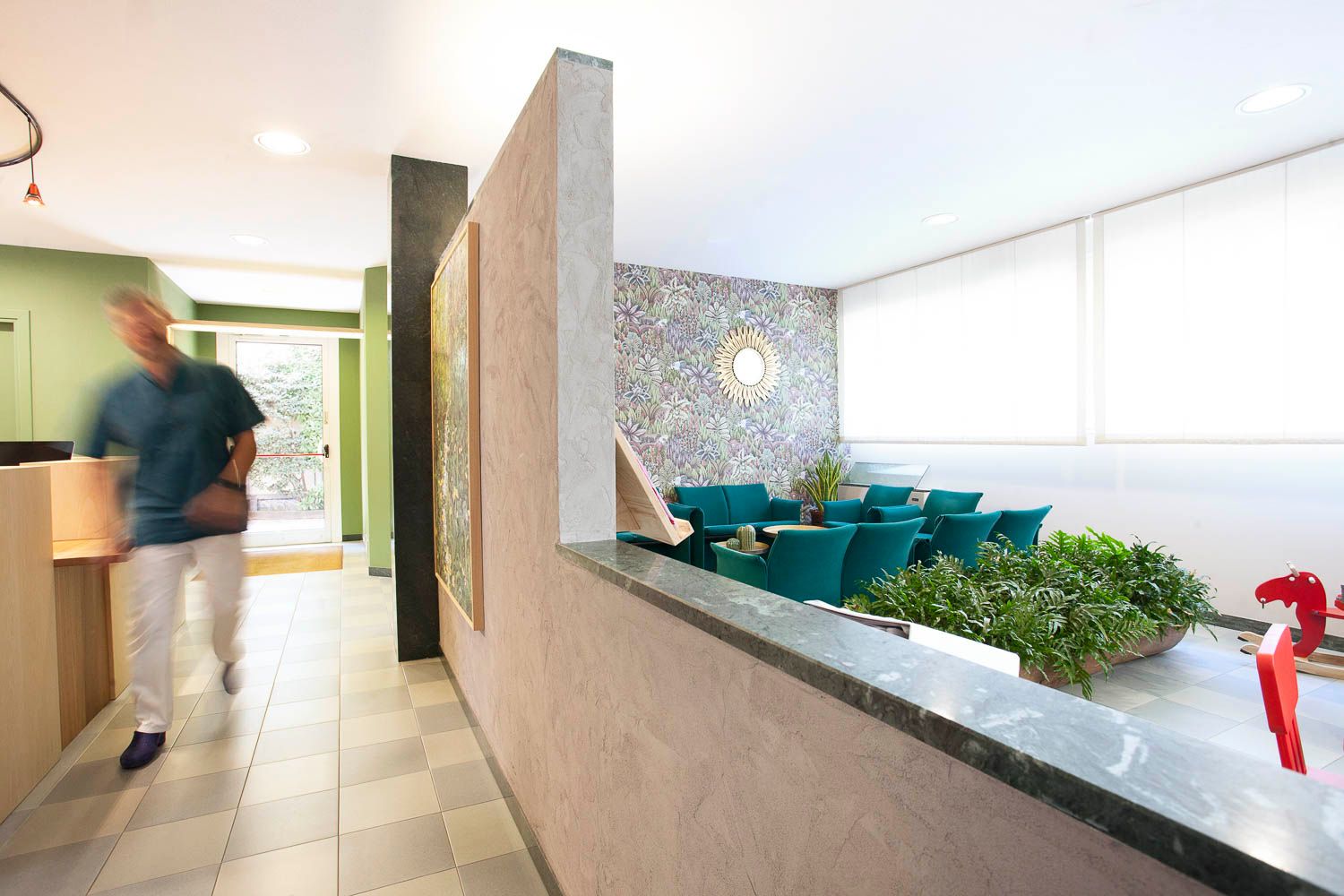 foto a colori studio ortodonzia pediatrica con medico che cammina