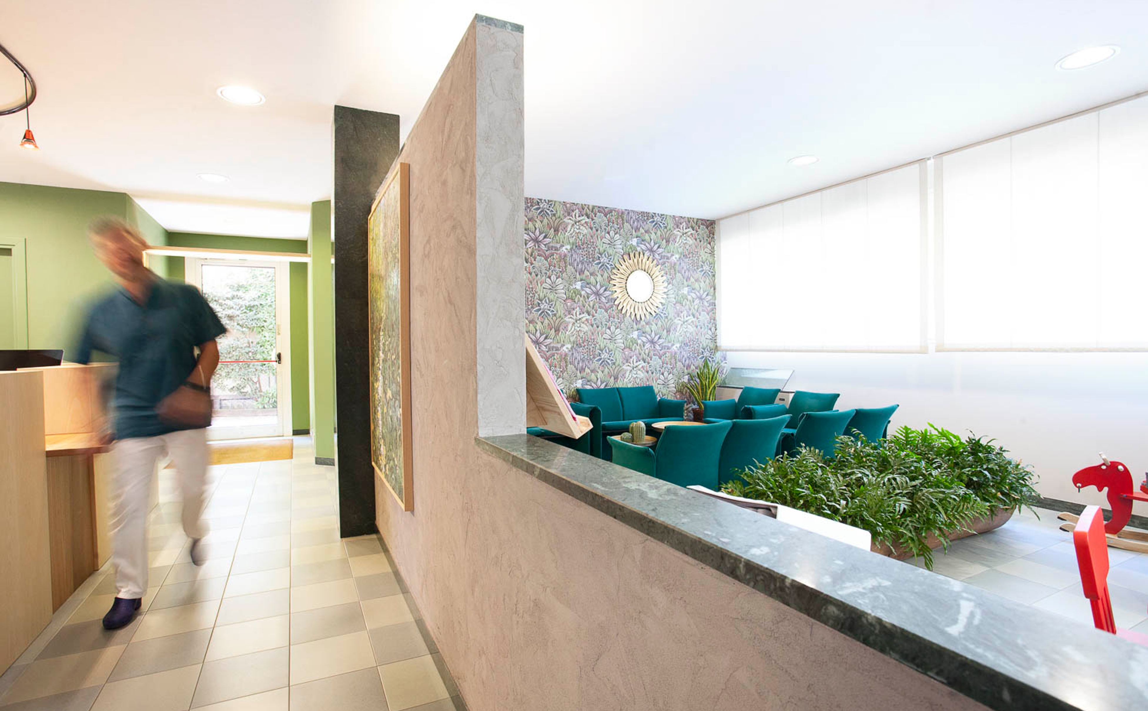 foto a colori studio ortodonzia pediatrica con medico che cammina