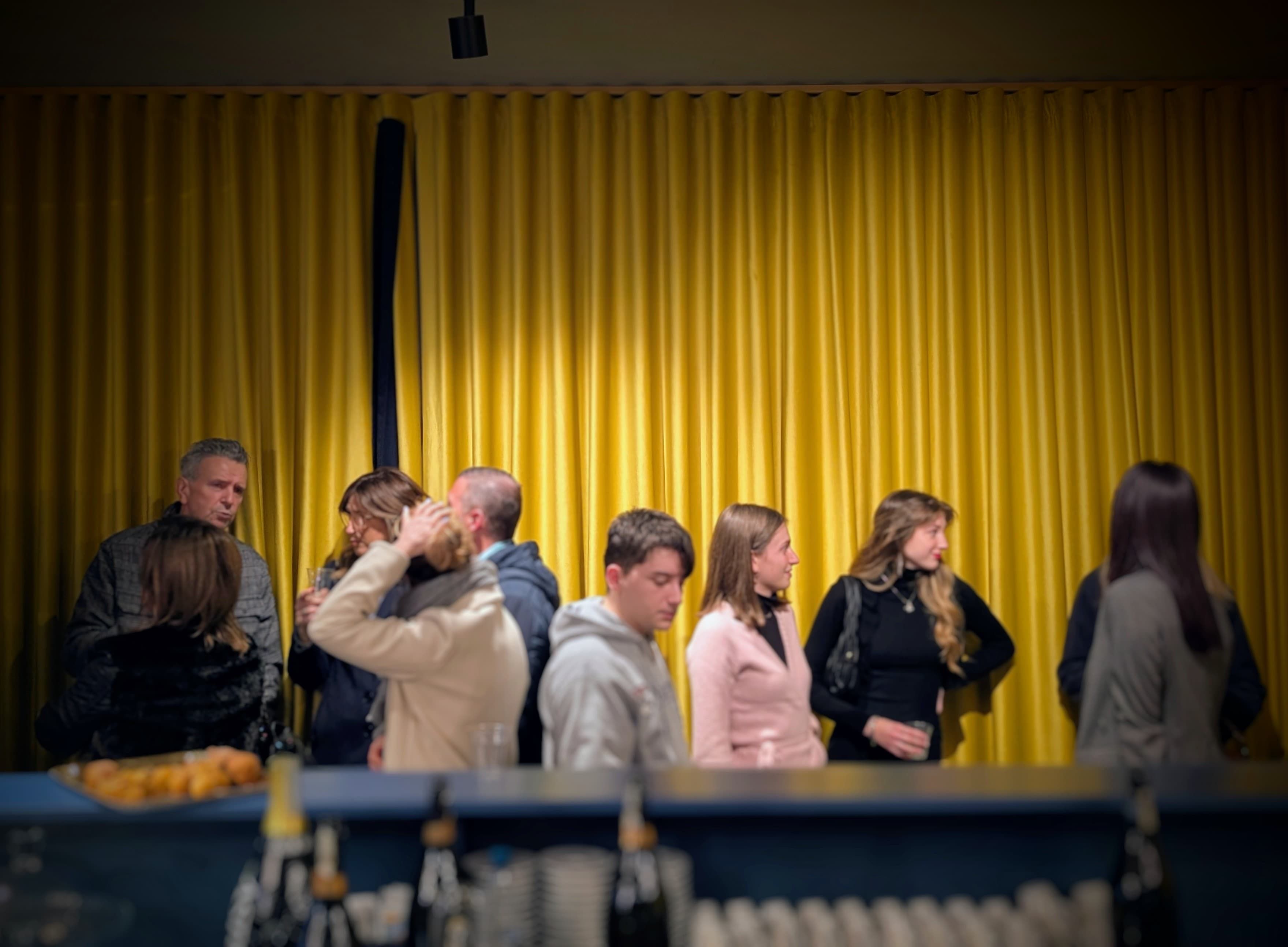 foto a colori inaugurazione pasticceria