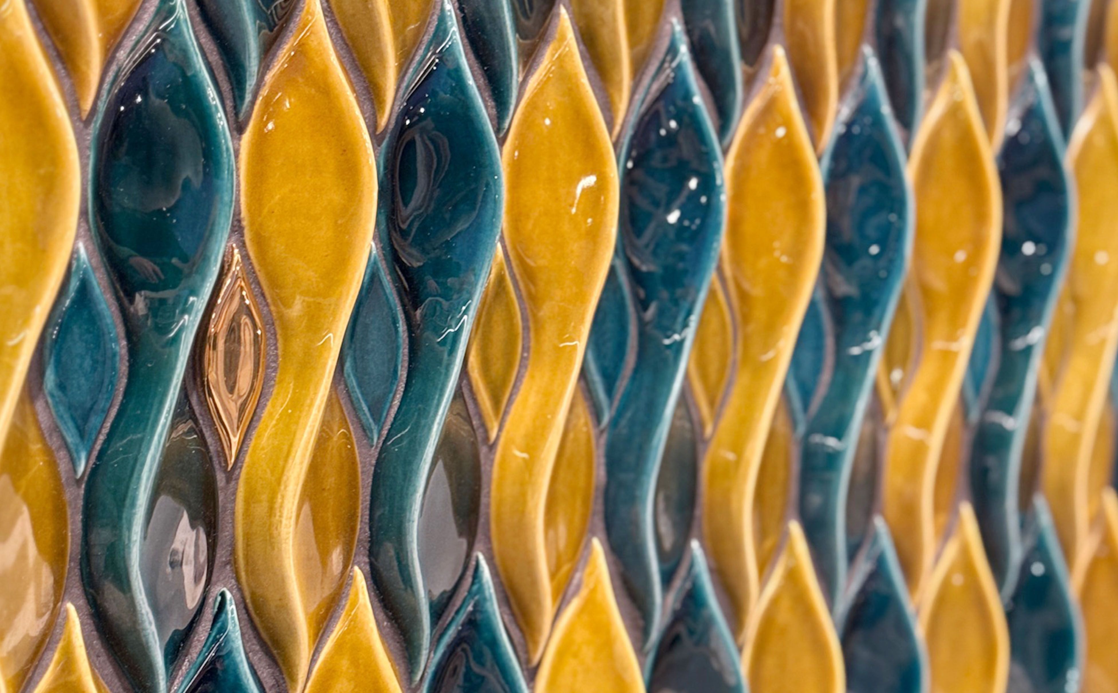 foto a colori dettagli piastrelle gialle e blu