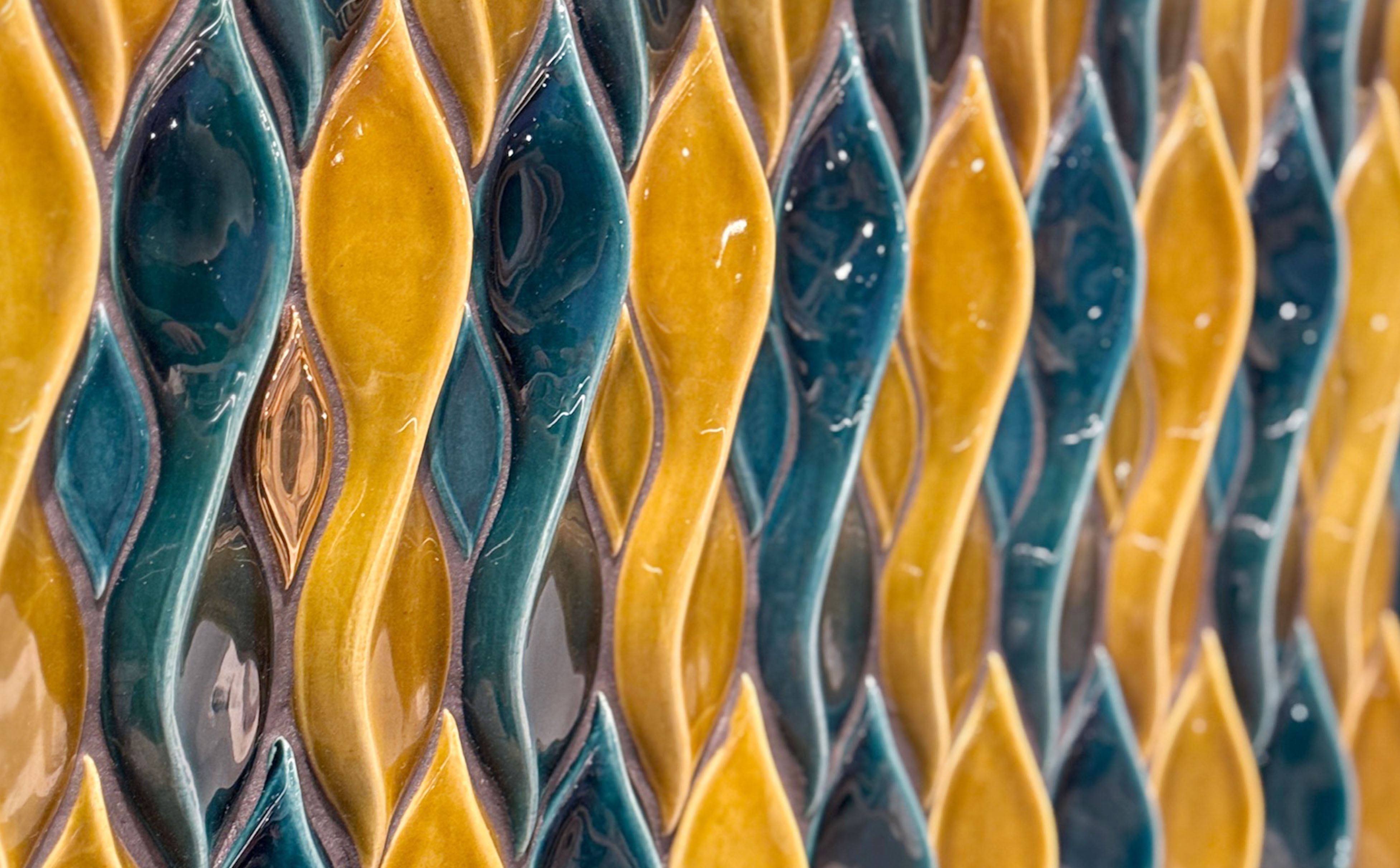 foto a colori dettagli piastrelle gialle e blu