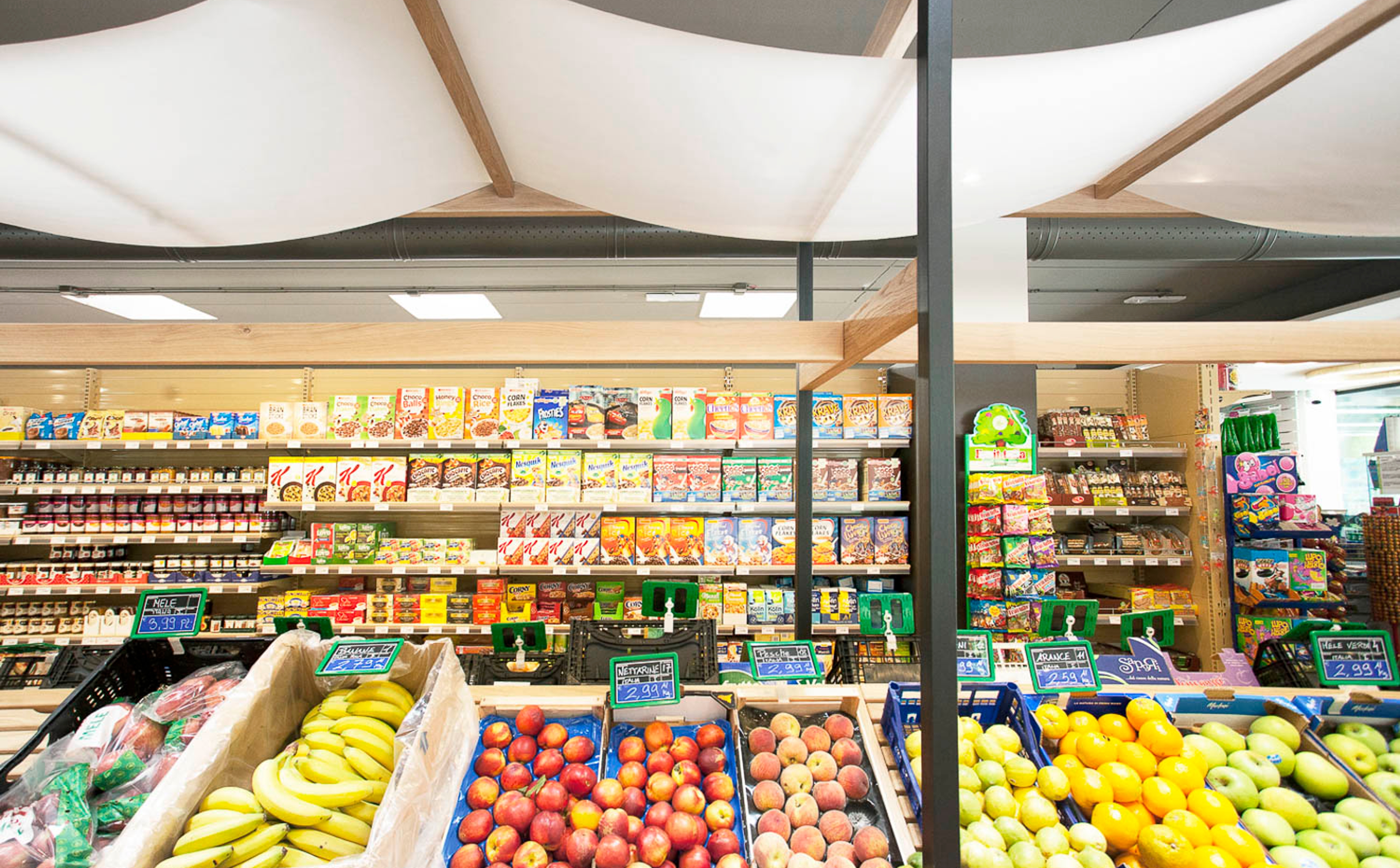 foto a colori con interni di un market