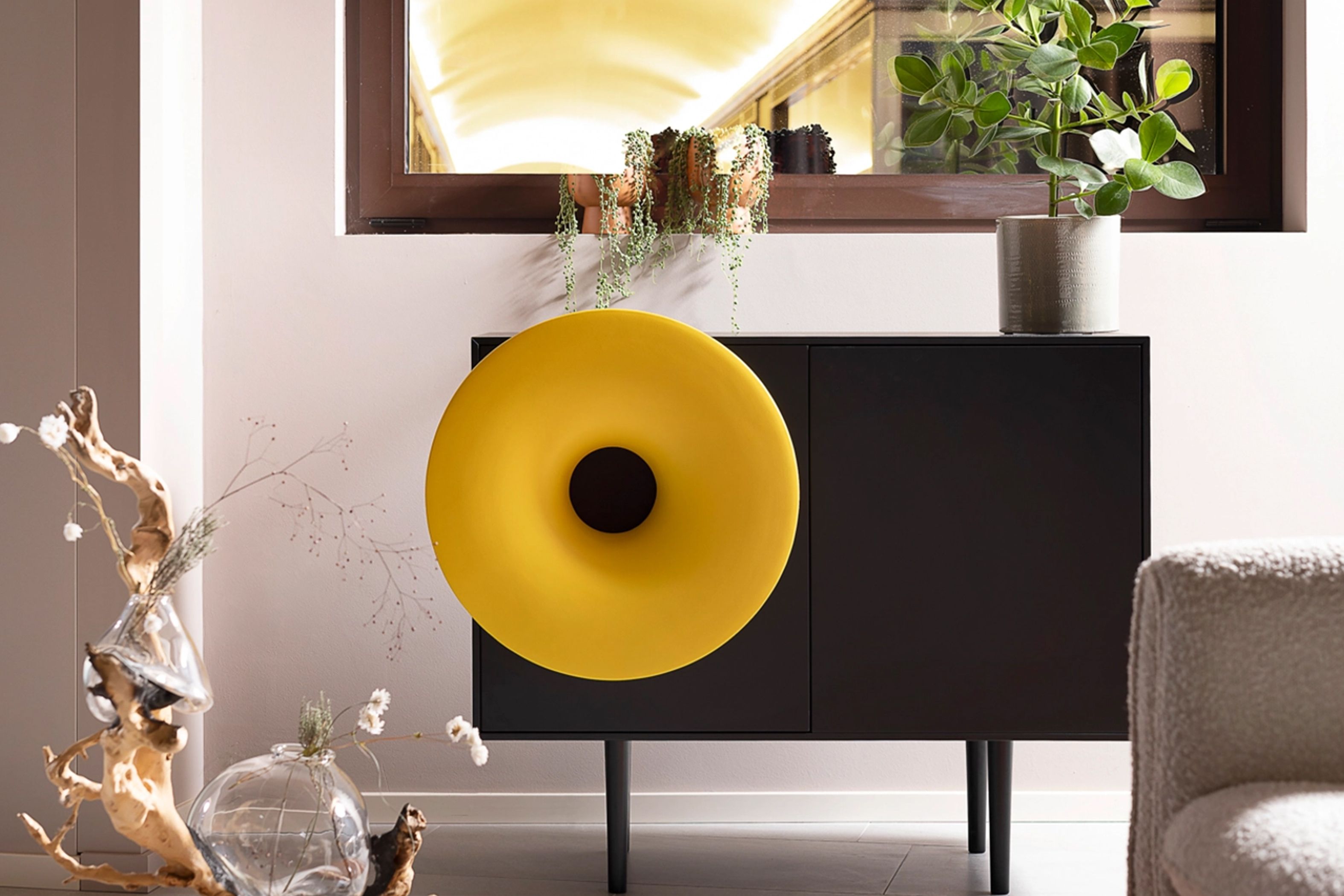 foto a colori con tavolo di design con 4 sedie e una carta da parati con degli alberi