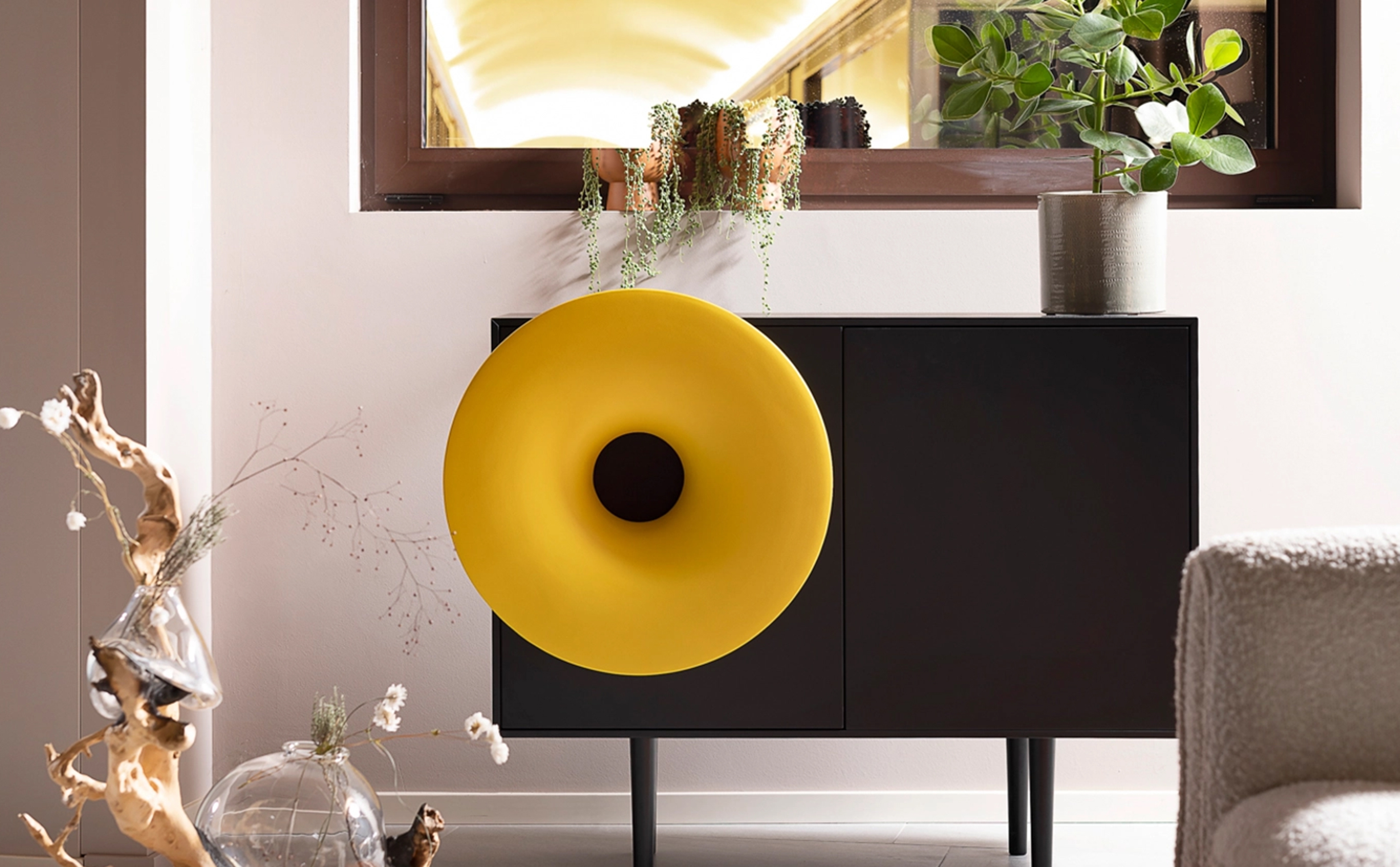 foto a colori con tavolo di design con 4 sedie e una carta da parati con degli alberi