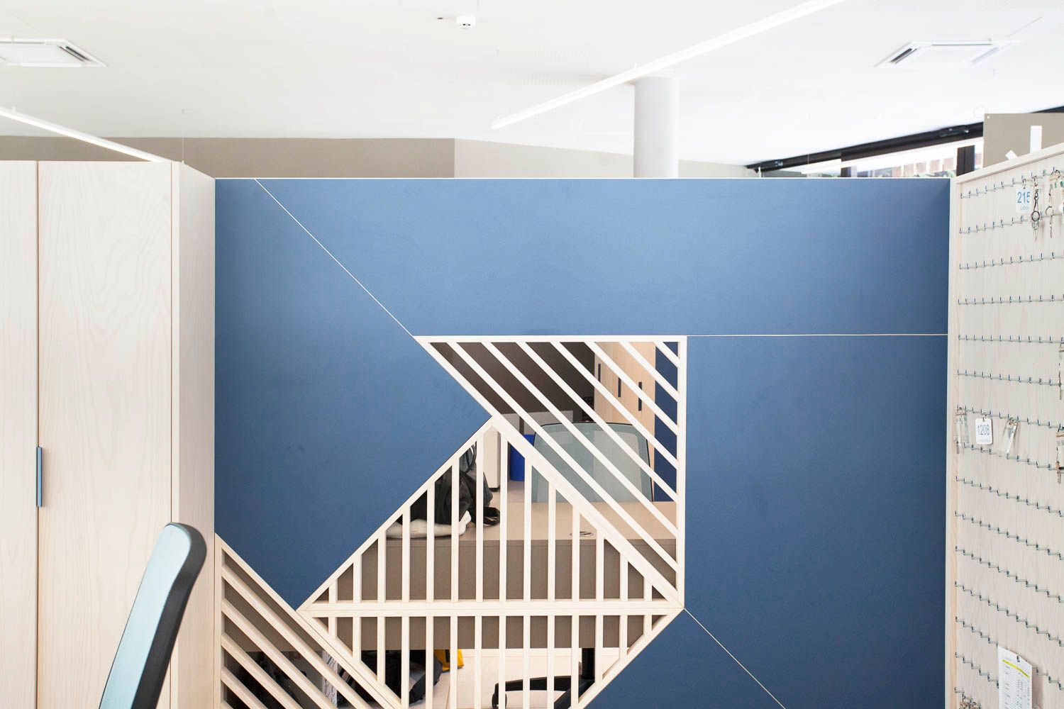 foto a colori con dettaglio divisorio uffici