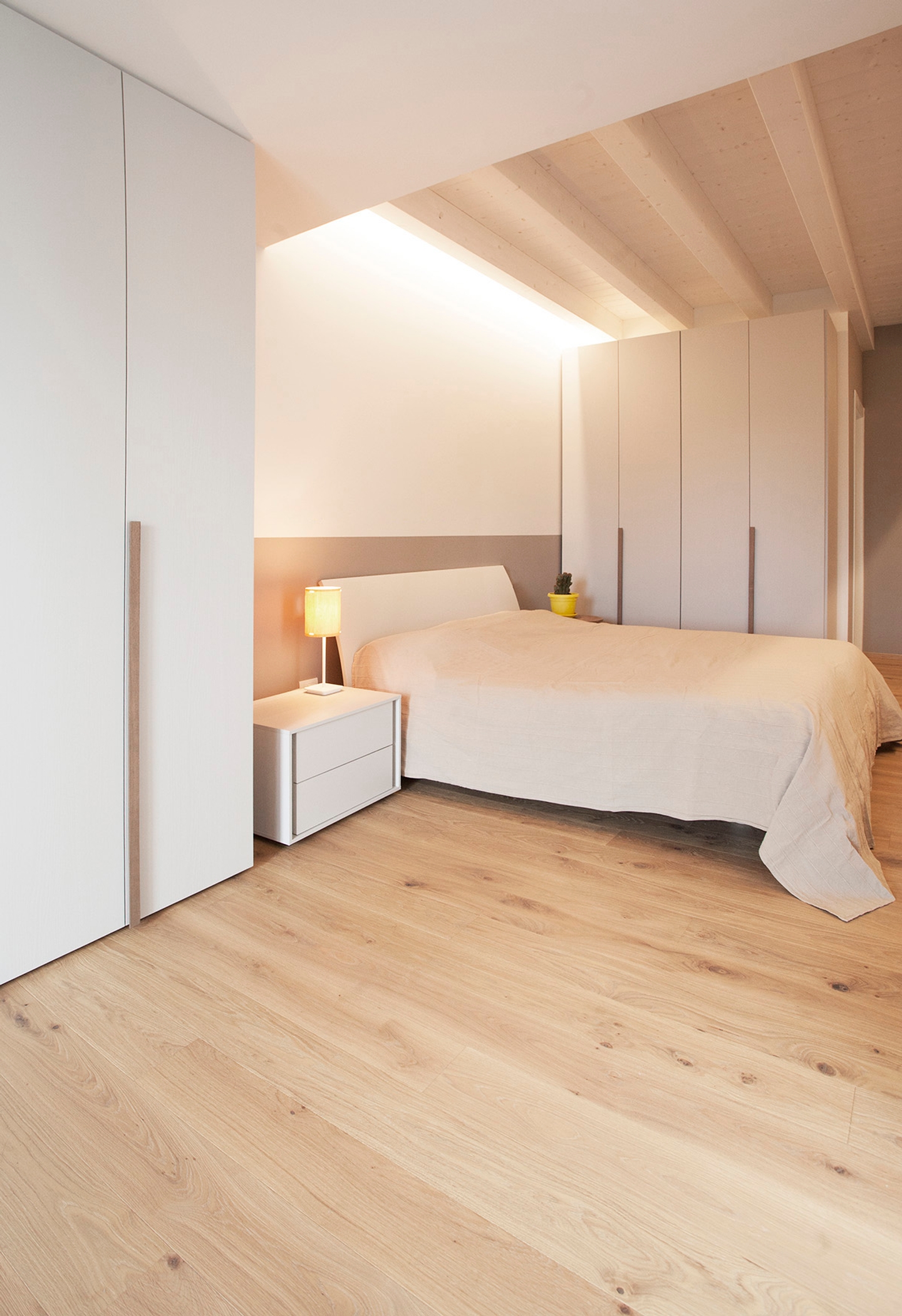 foto a colori di una camera da letto con pavimento in legno