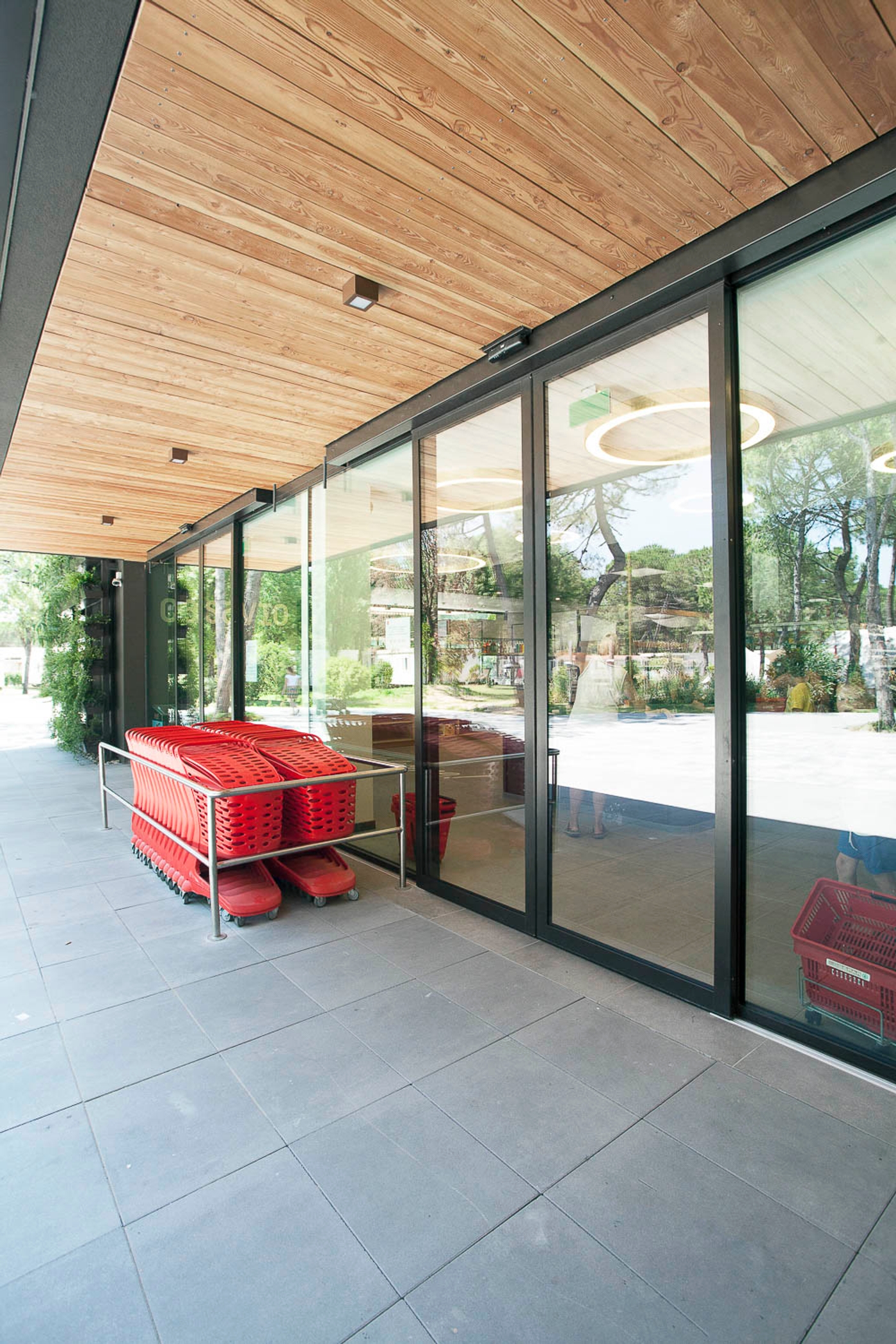 foto a colori con ingresso market