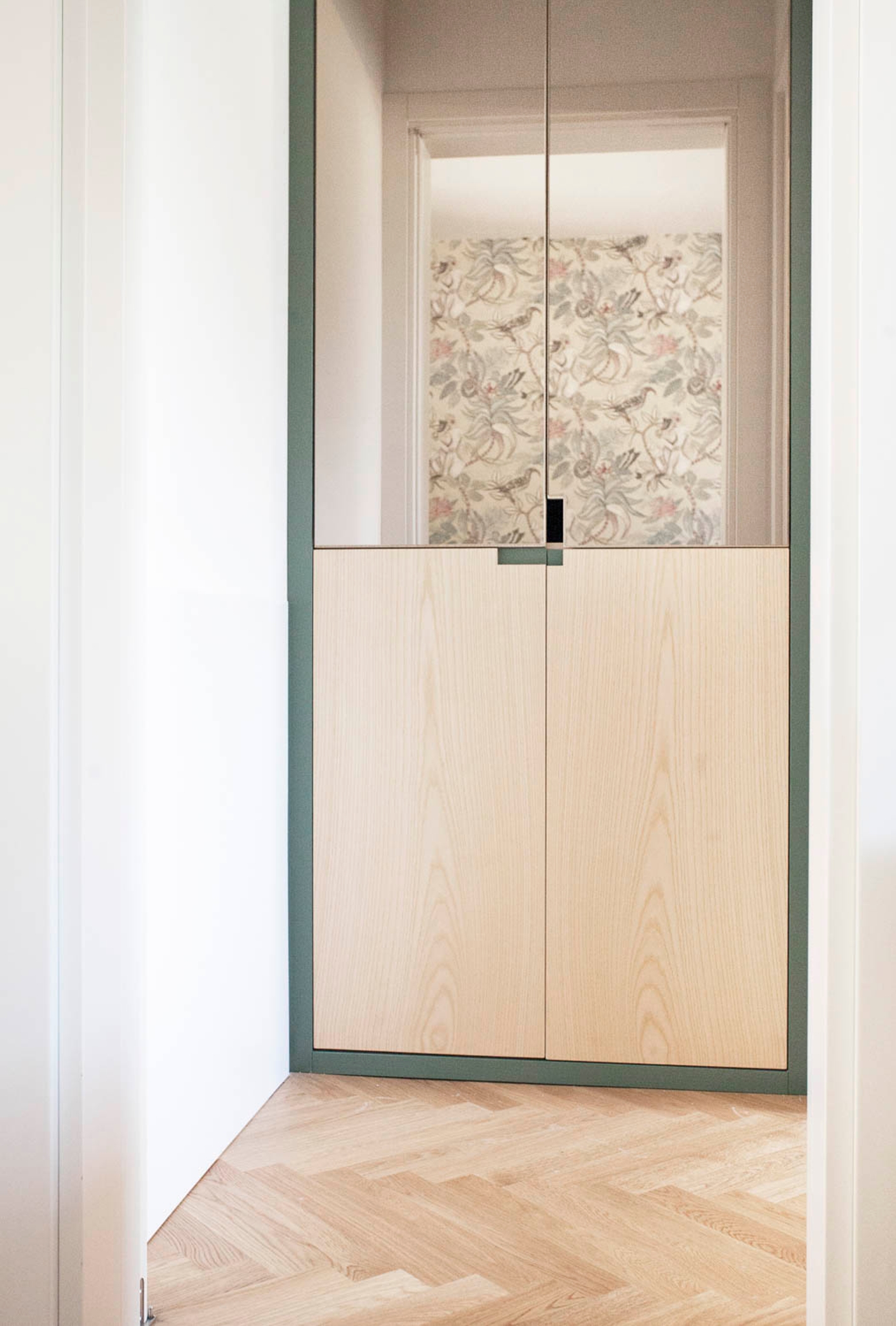 foto a a colori con armadio con specchio e dettagli carta da parati