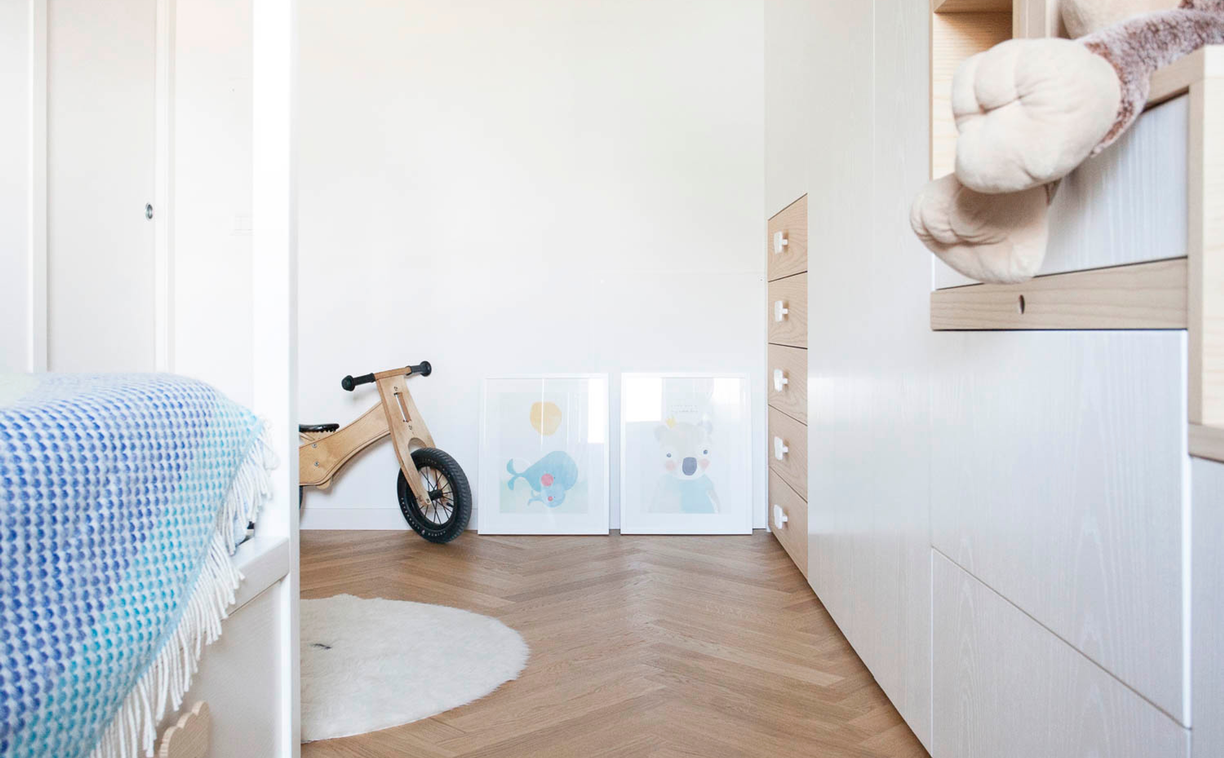 foto a colori con cucina luminosa in stile nordico