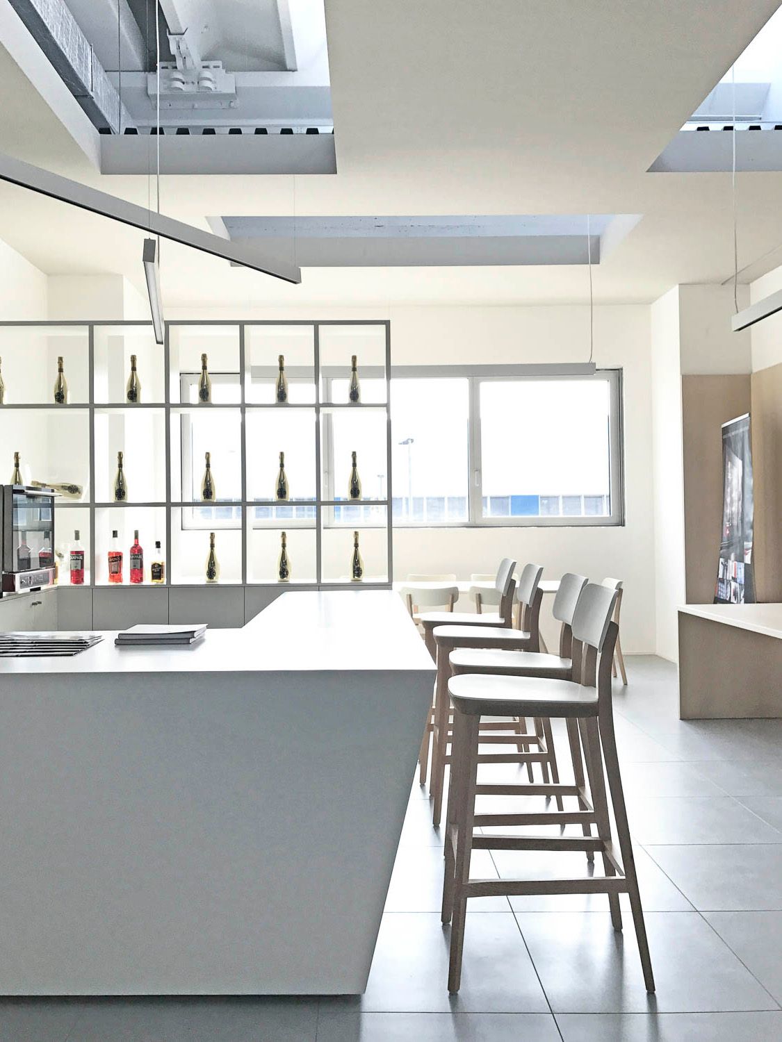 foto a colori con bancone cucina per show cooking