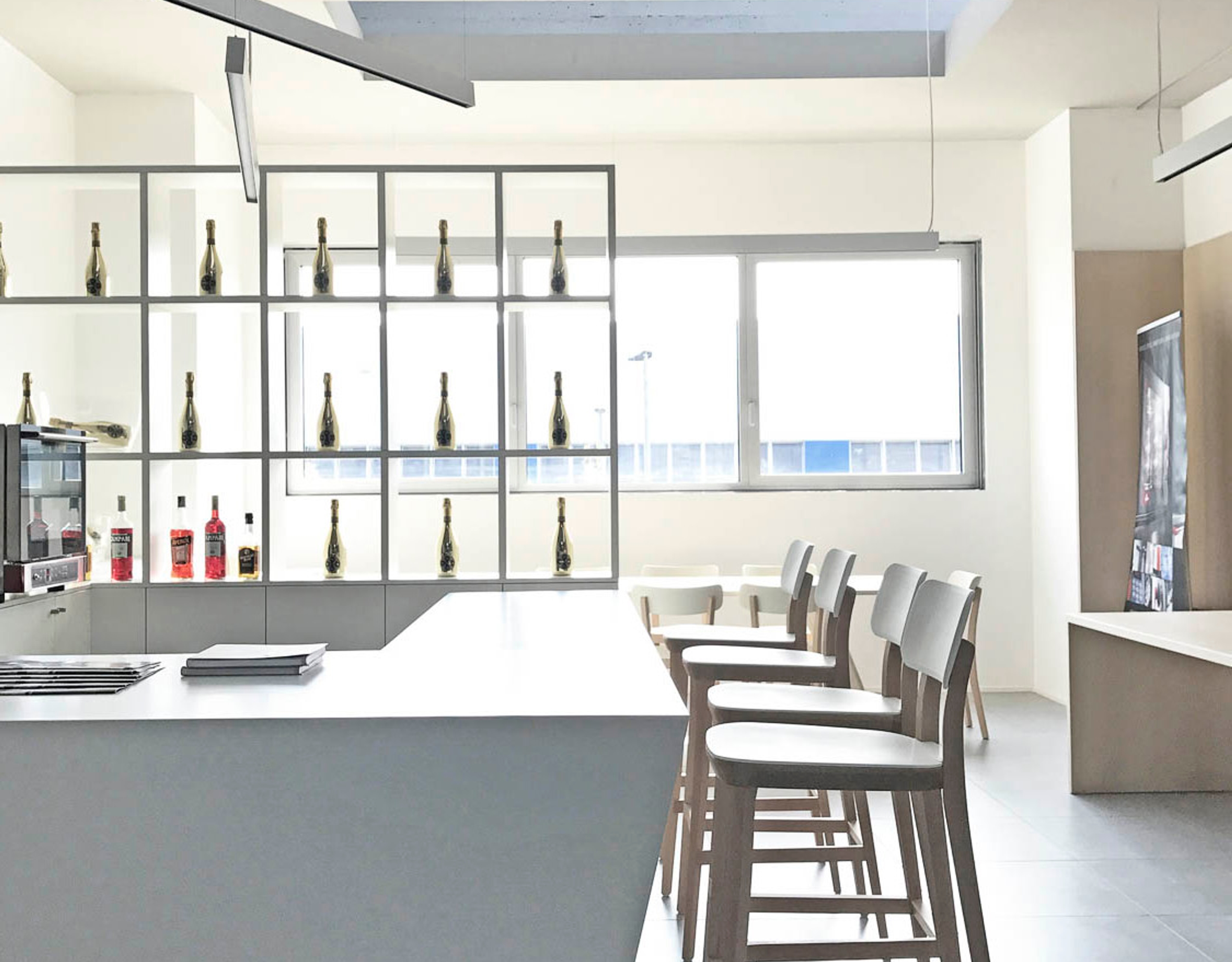 foto a colori con bancone cucina per show cooking