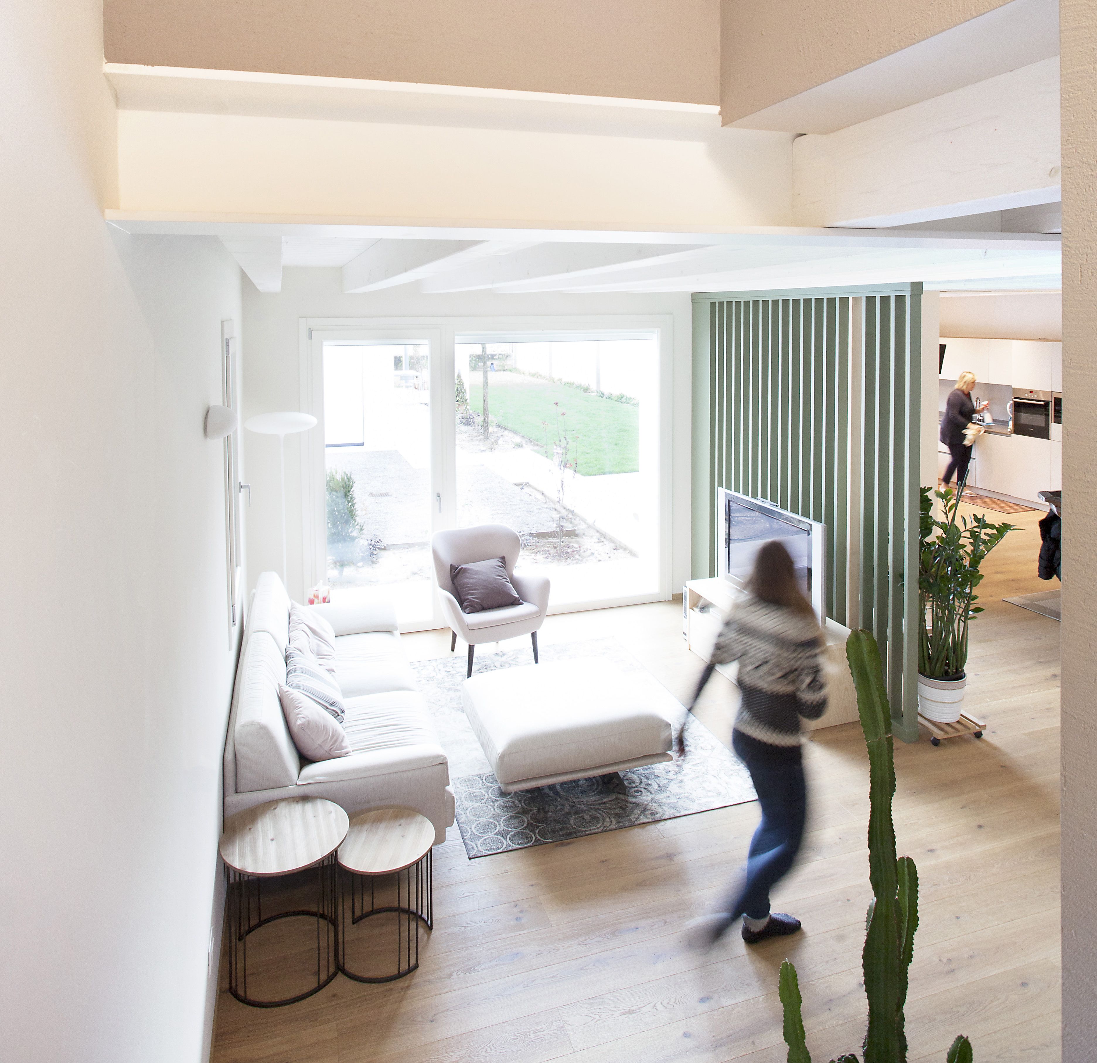 Foto a colori di un living luminoso con ampia vetrata