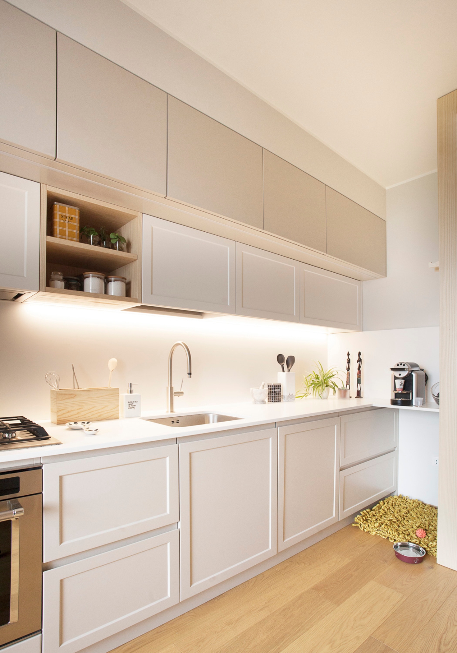 foto a colori cucina bianca e luminosa