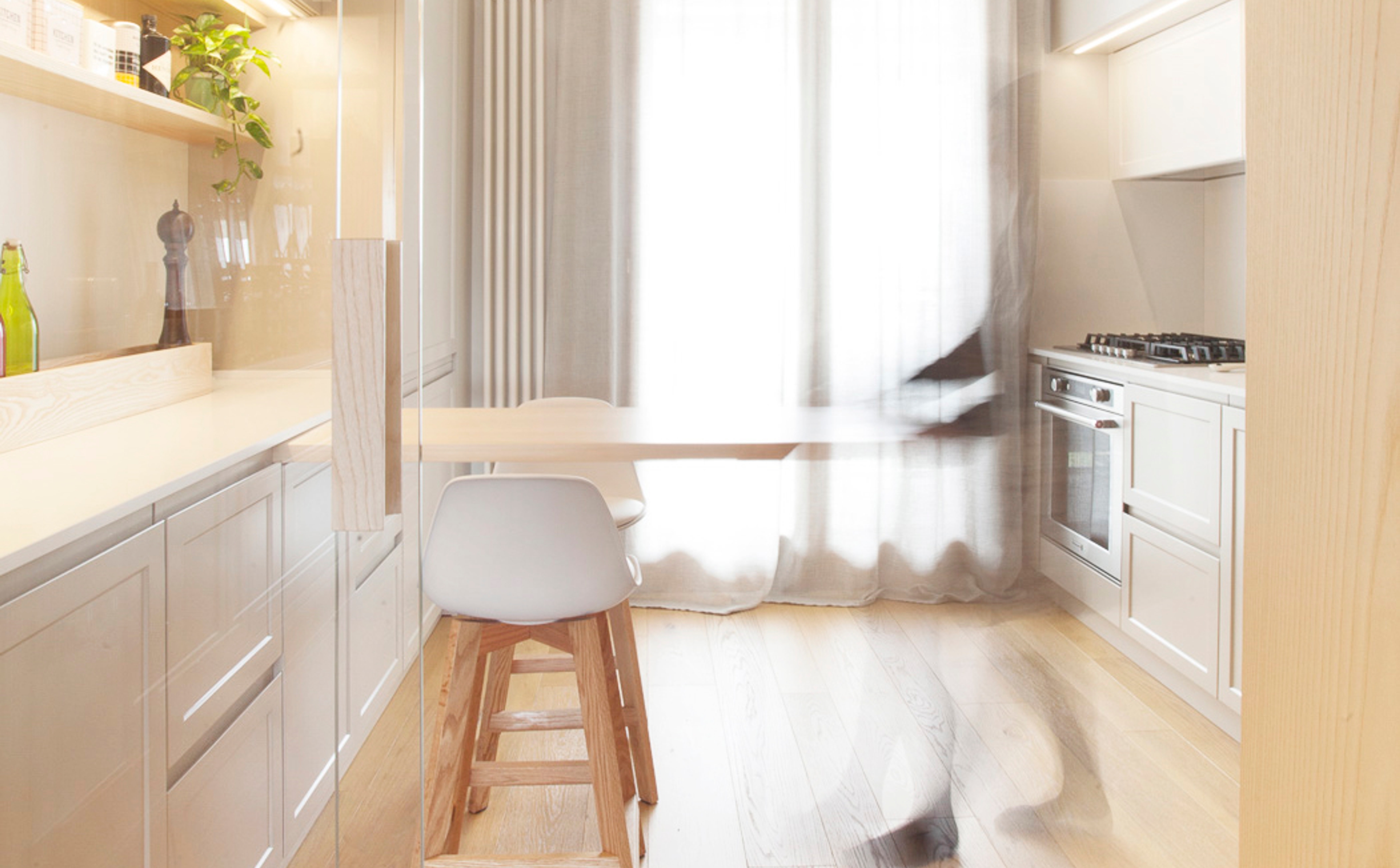 foto a colori con cucina con specchio