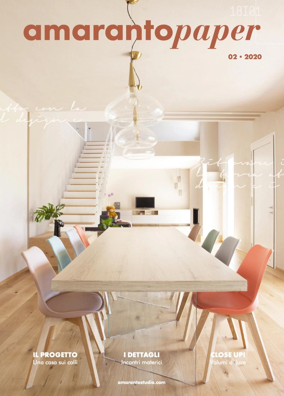 un tavolo in legno con alcune sedie colorate intorno