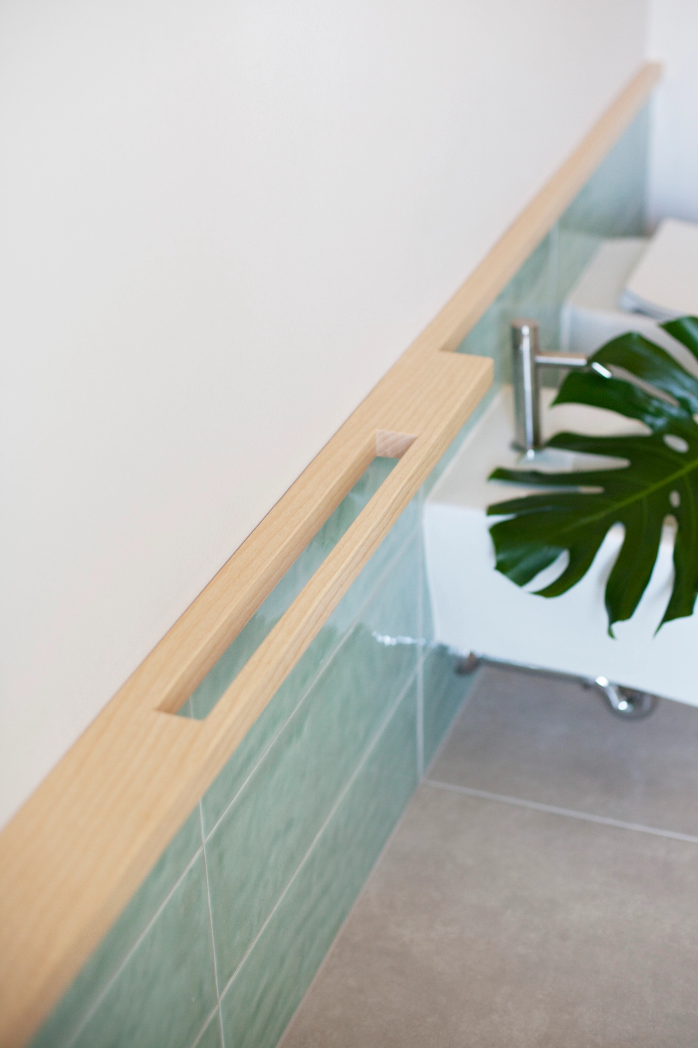 foto a colori con dettaglio porta asciugamano