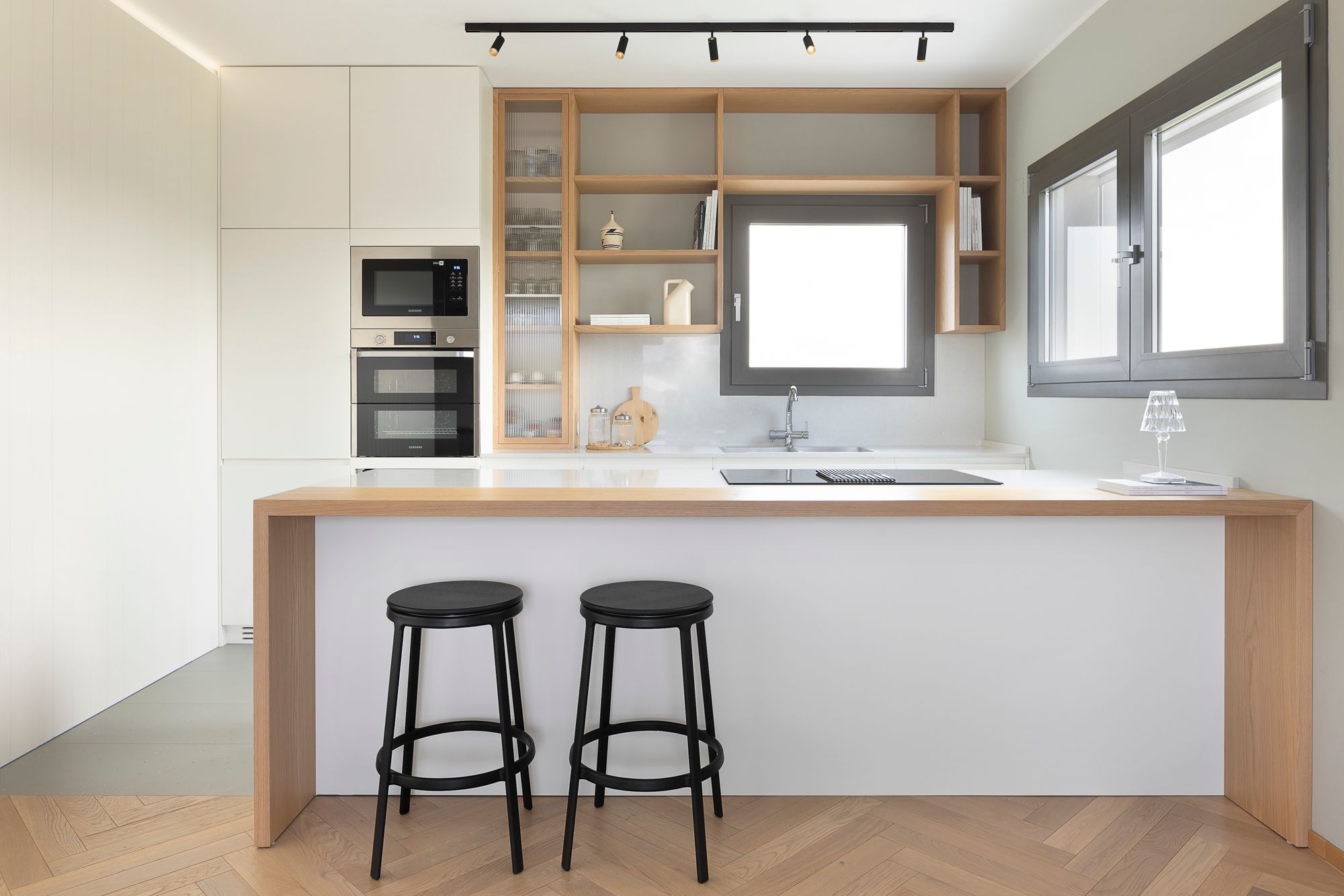 immagine a colori di una cucina bianca e legno di rovere con dettagli neri