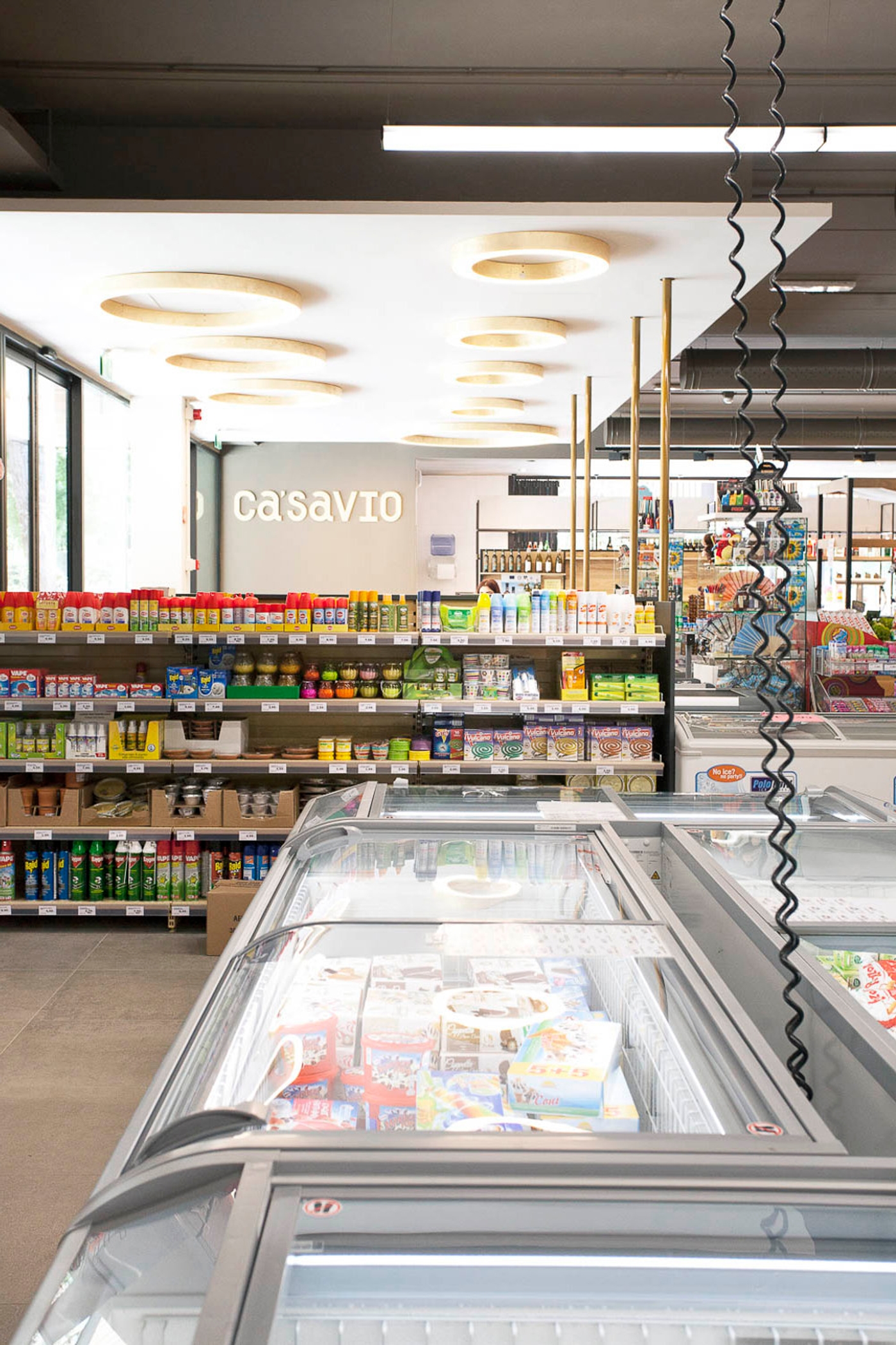 foto a colori con espositore market in legno