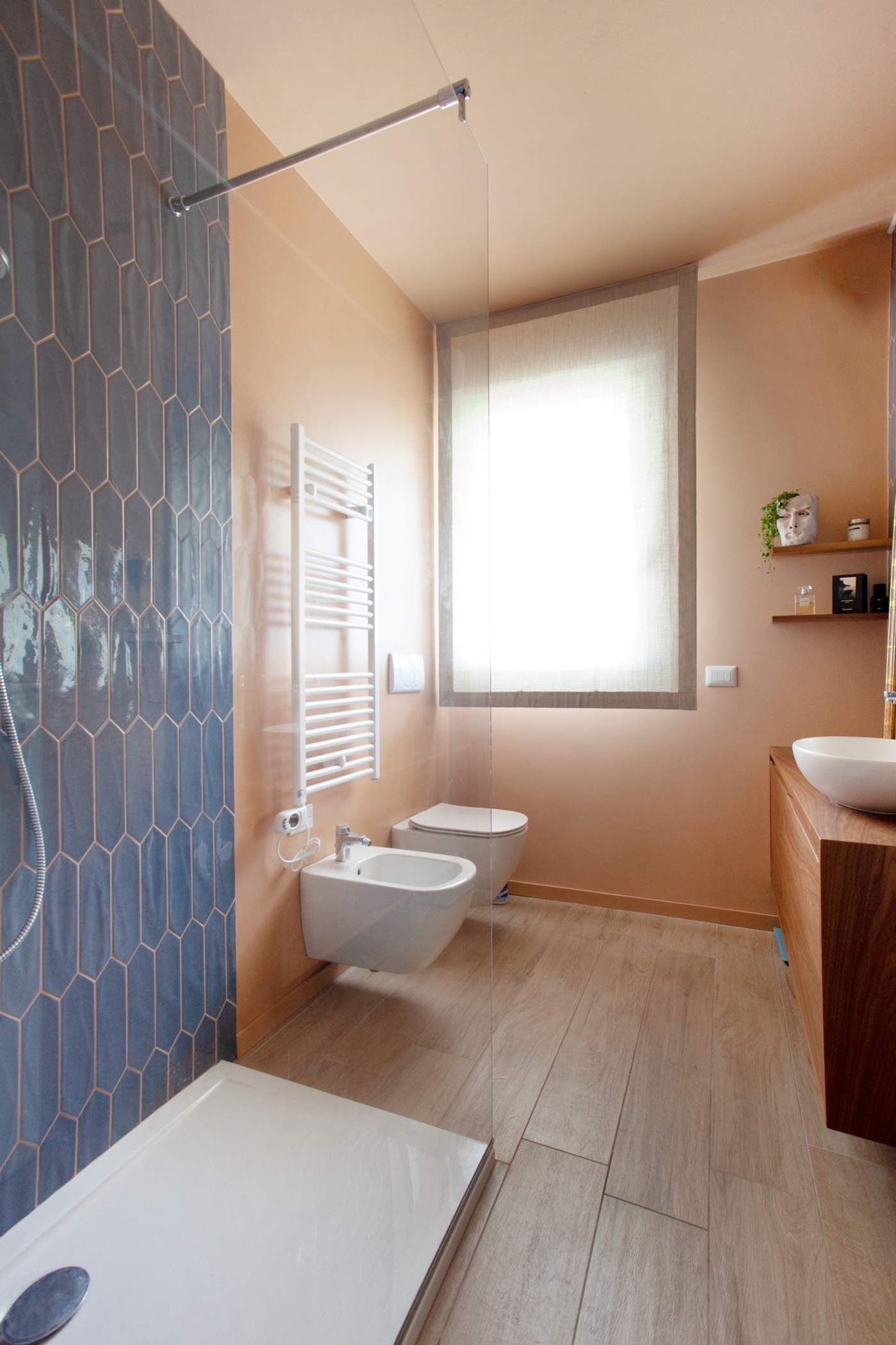 foto a colori bagno con piastrelle doccia azzurre