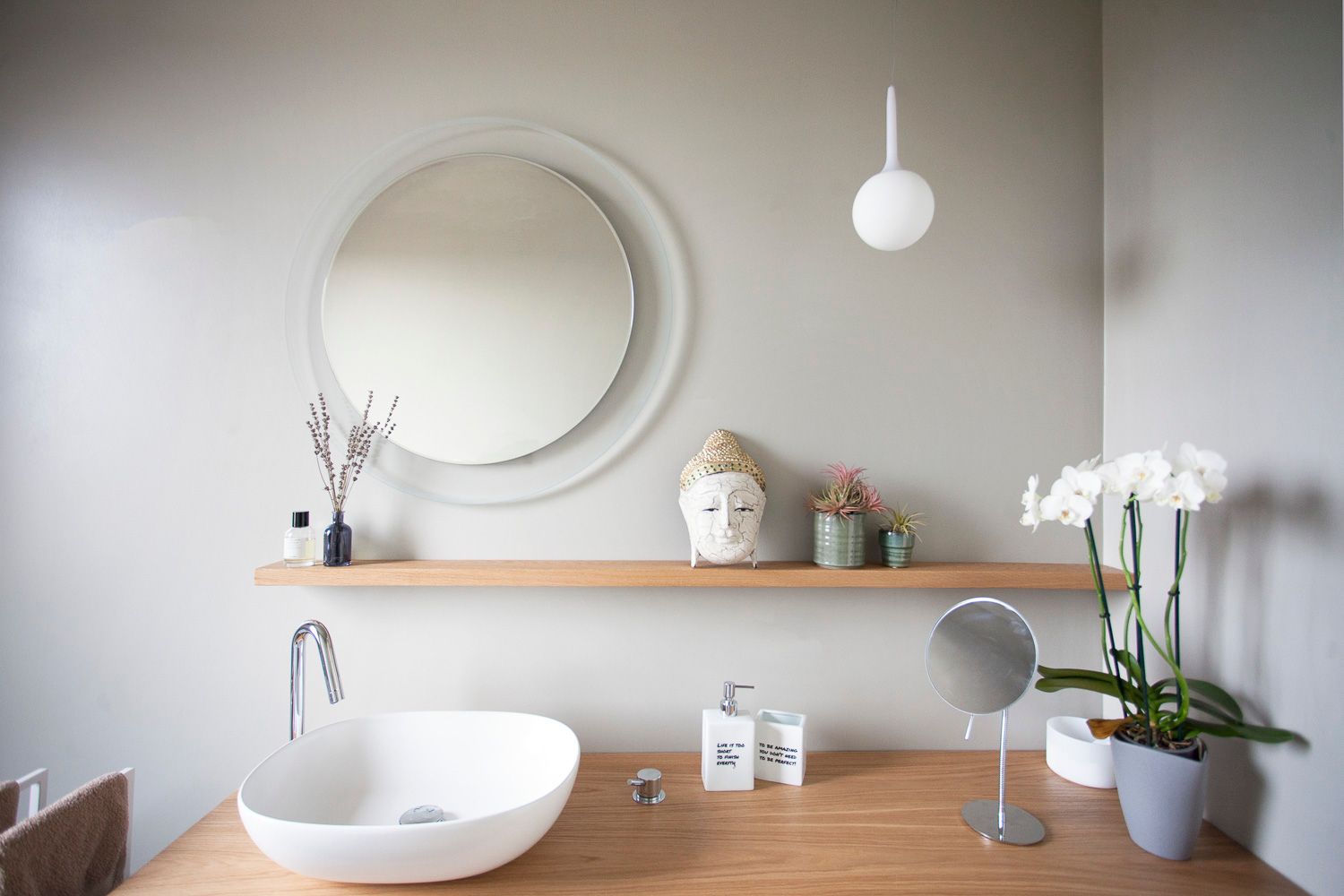 foto a colori con camera da letto con carta da parati 