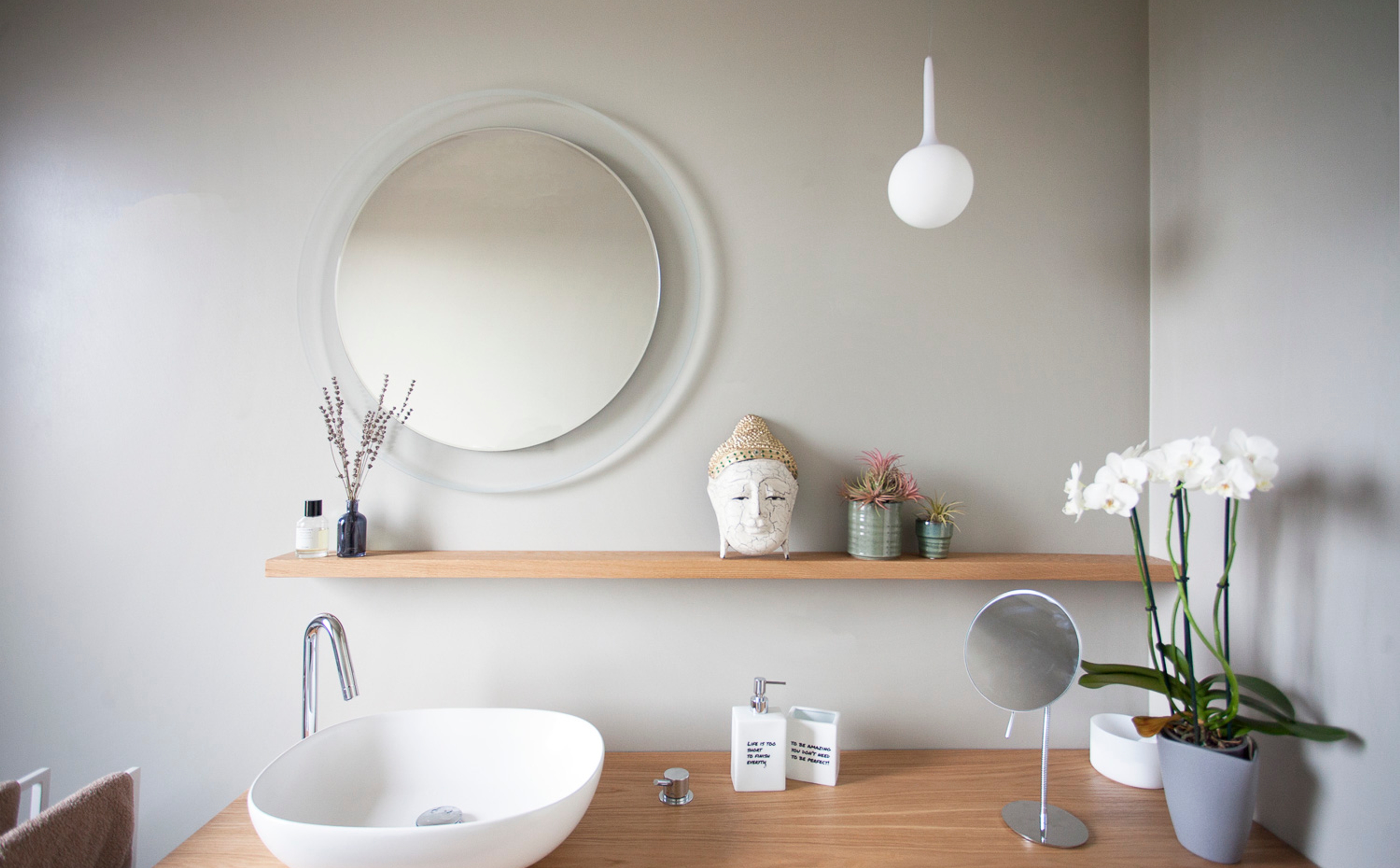 foto a colori con camera da letto con carta da parati