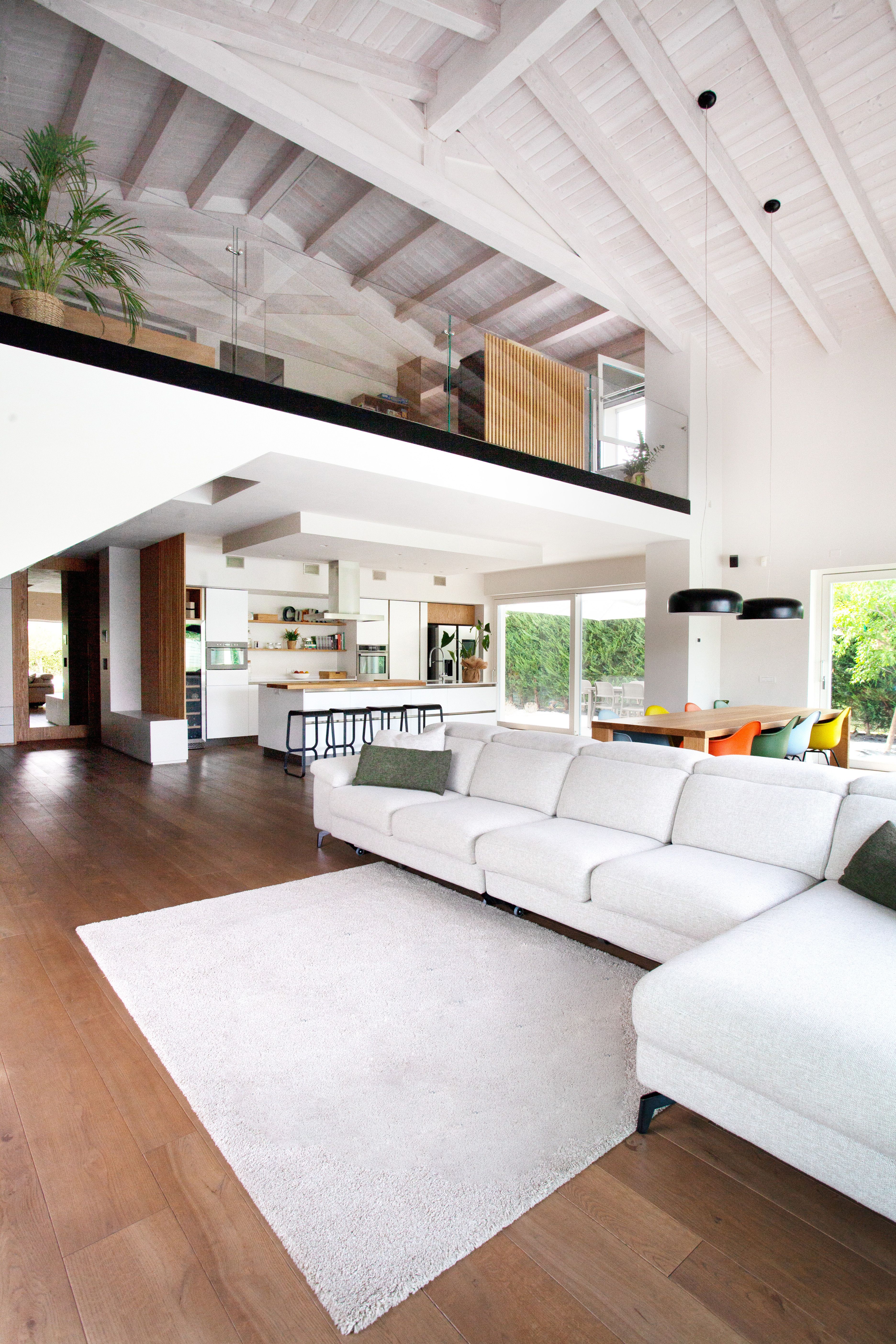 Immagine a colori di una casa con living ampio e soppalco