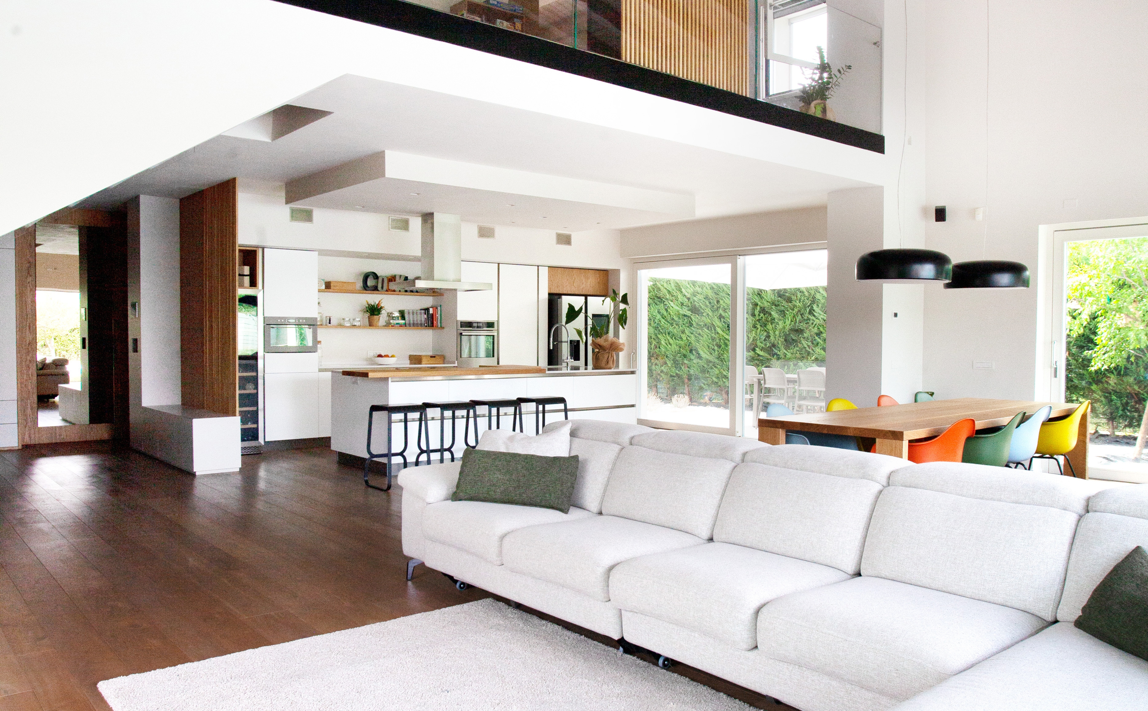 Immagine a colori di una casa con living ampio e soppalco