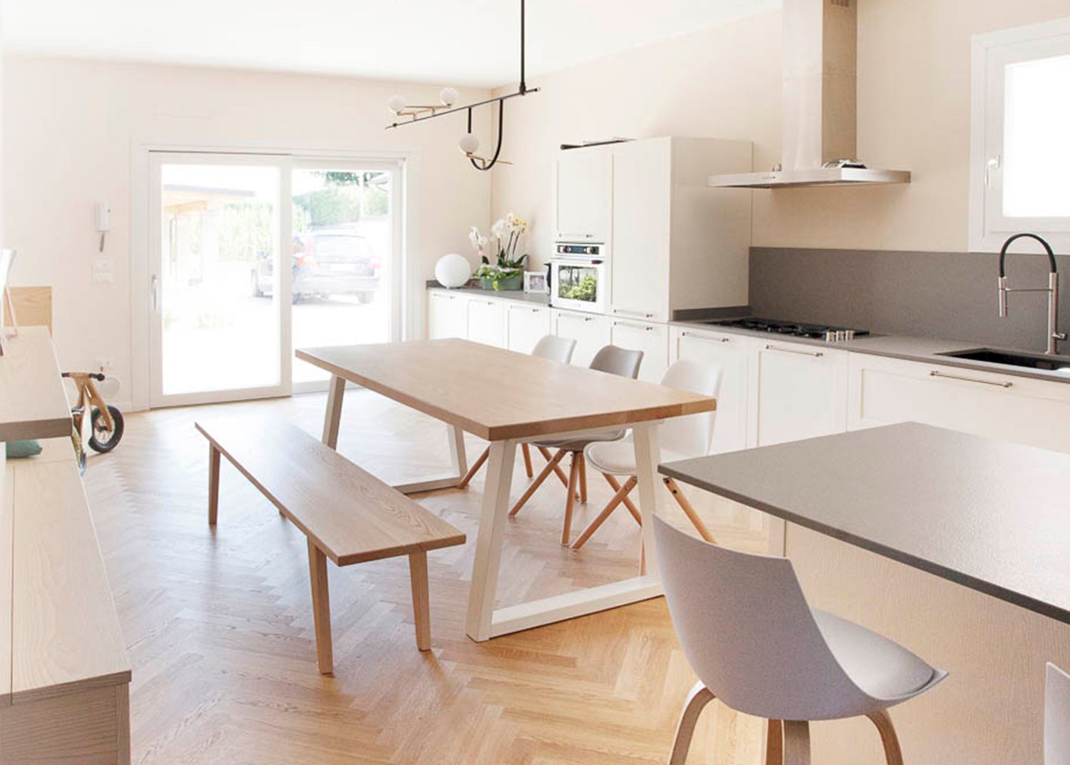 foto a colori con cucina luminosa in stile nordico