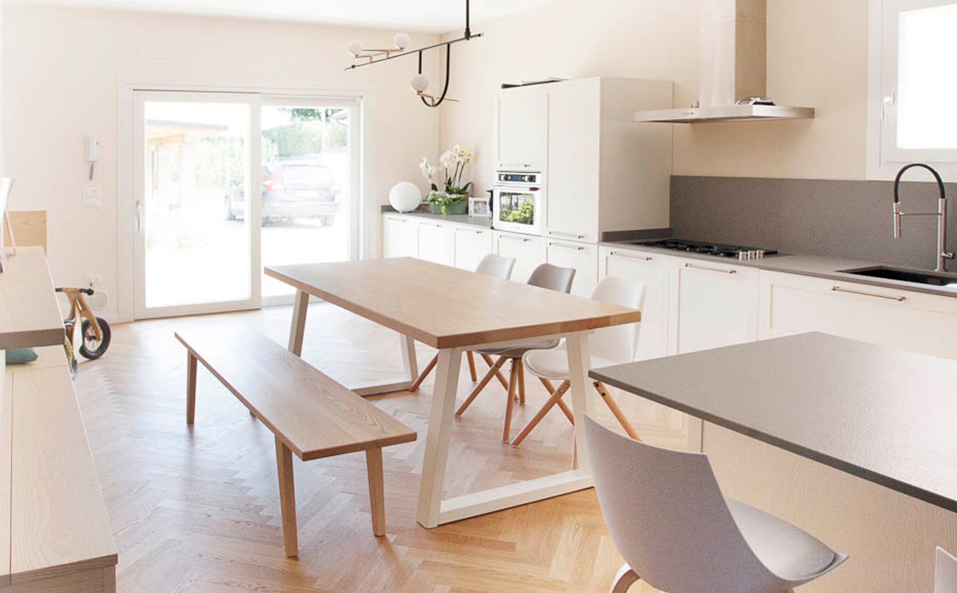 foto a colori con cucina luminosa in stile nordico