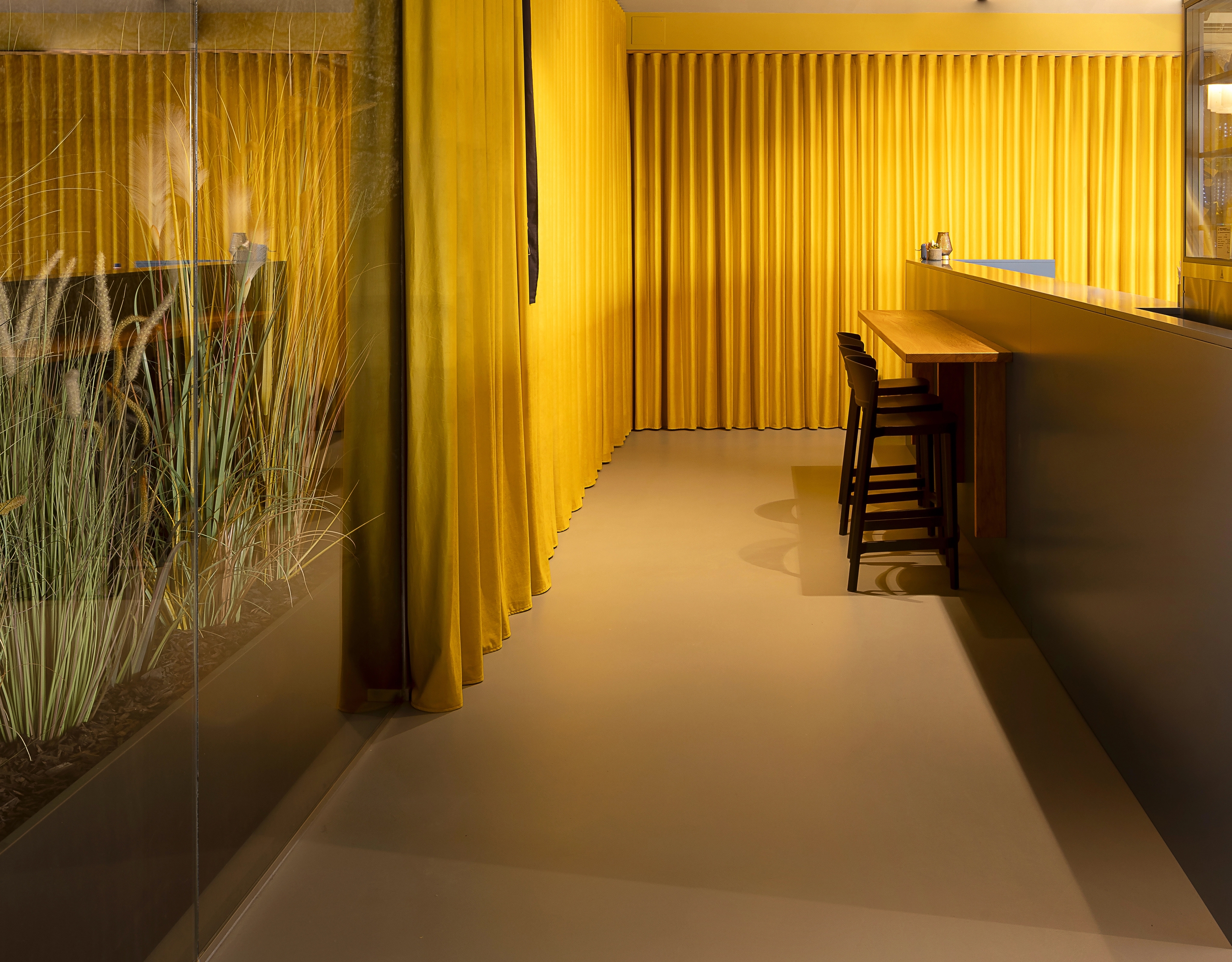 foto bancone pasticceria, colori giallo e blu, con due grandi lampade bianche