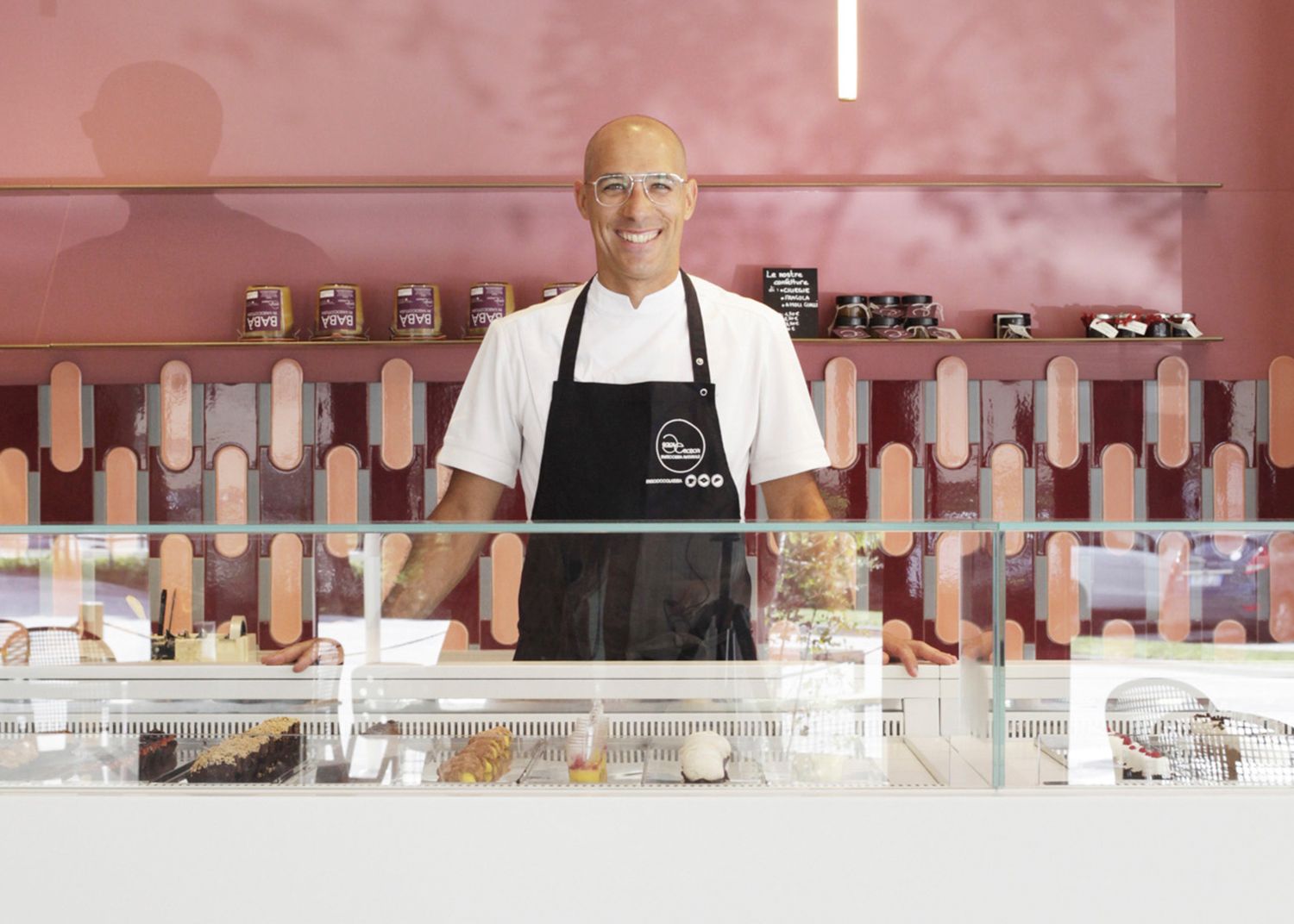 foto a colori con pasticcere al banco