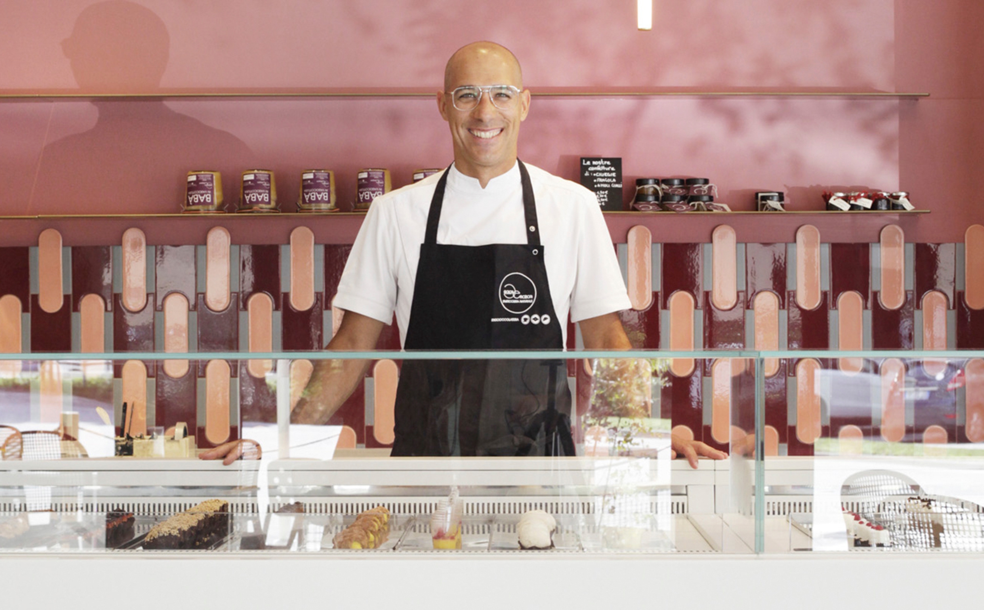 foto a colori con pasticcere al banco