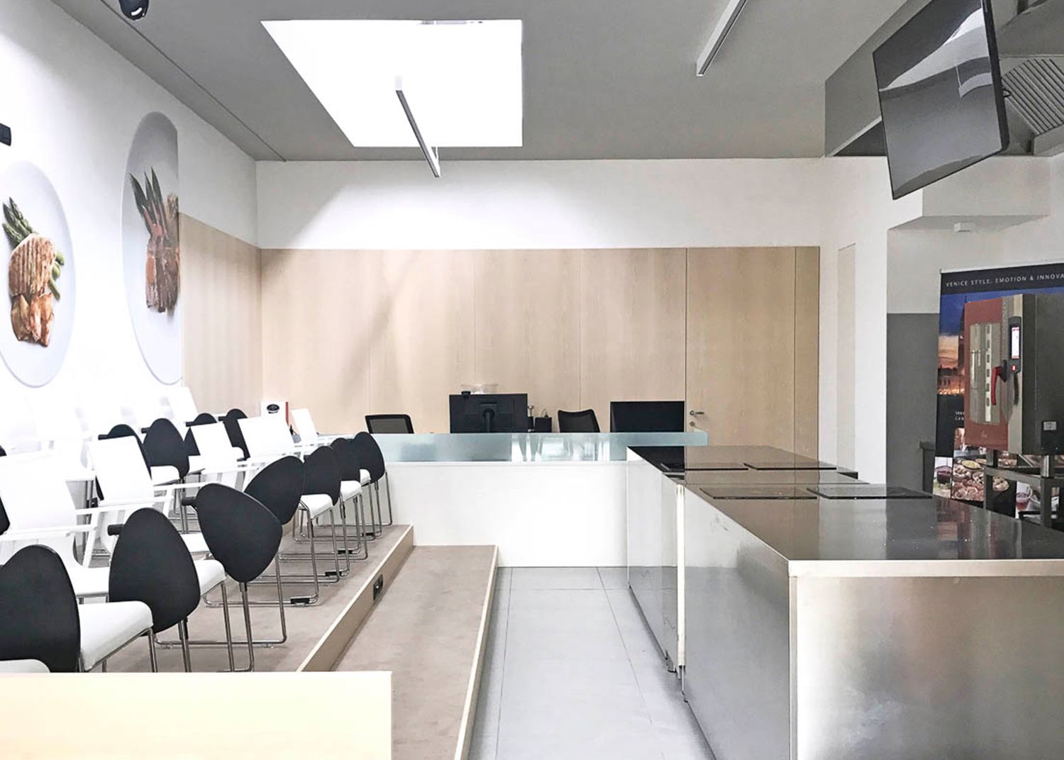 foto a colori con area show cooking