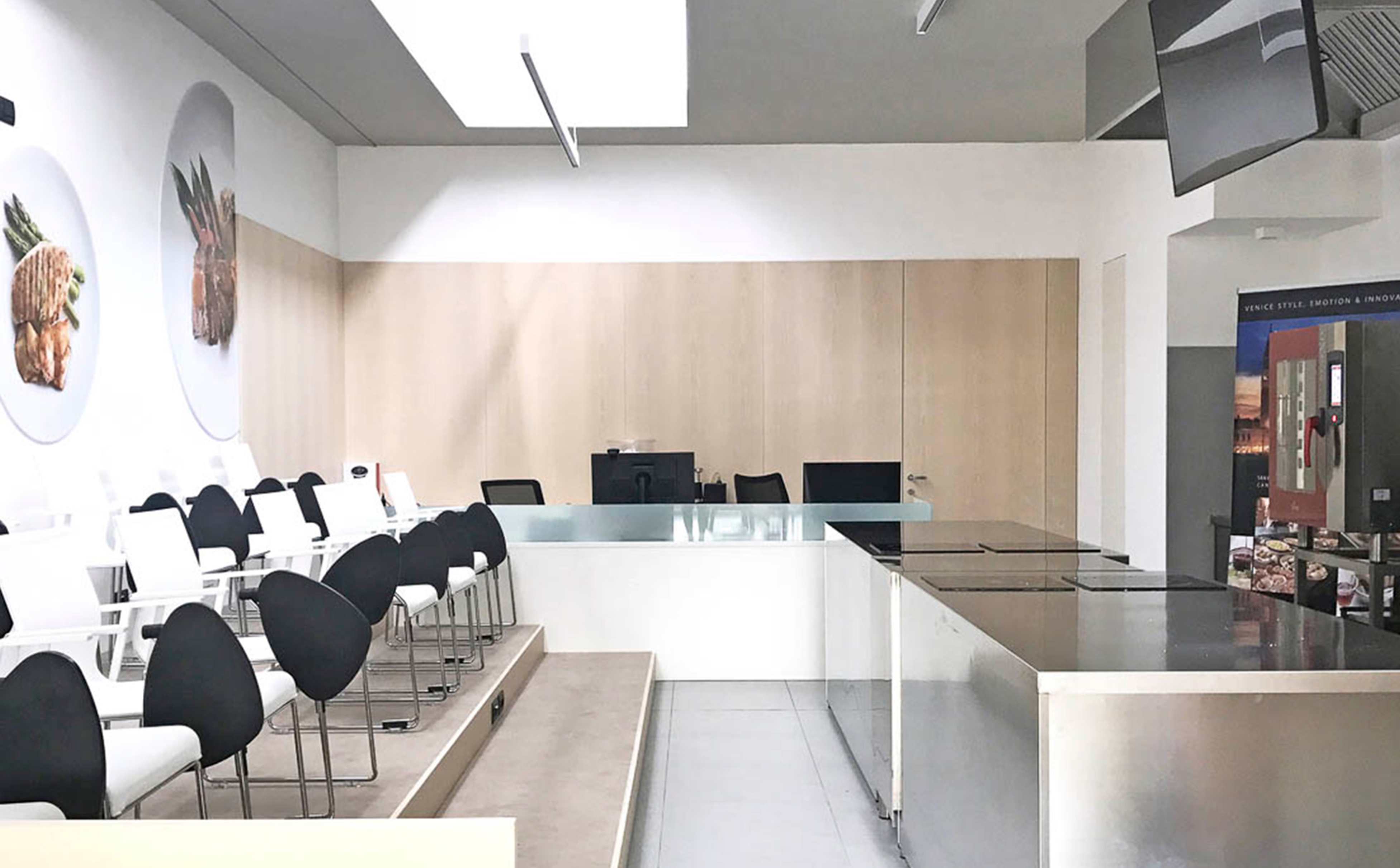 foto a colori con area show cooking