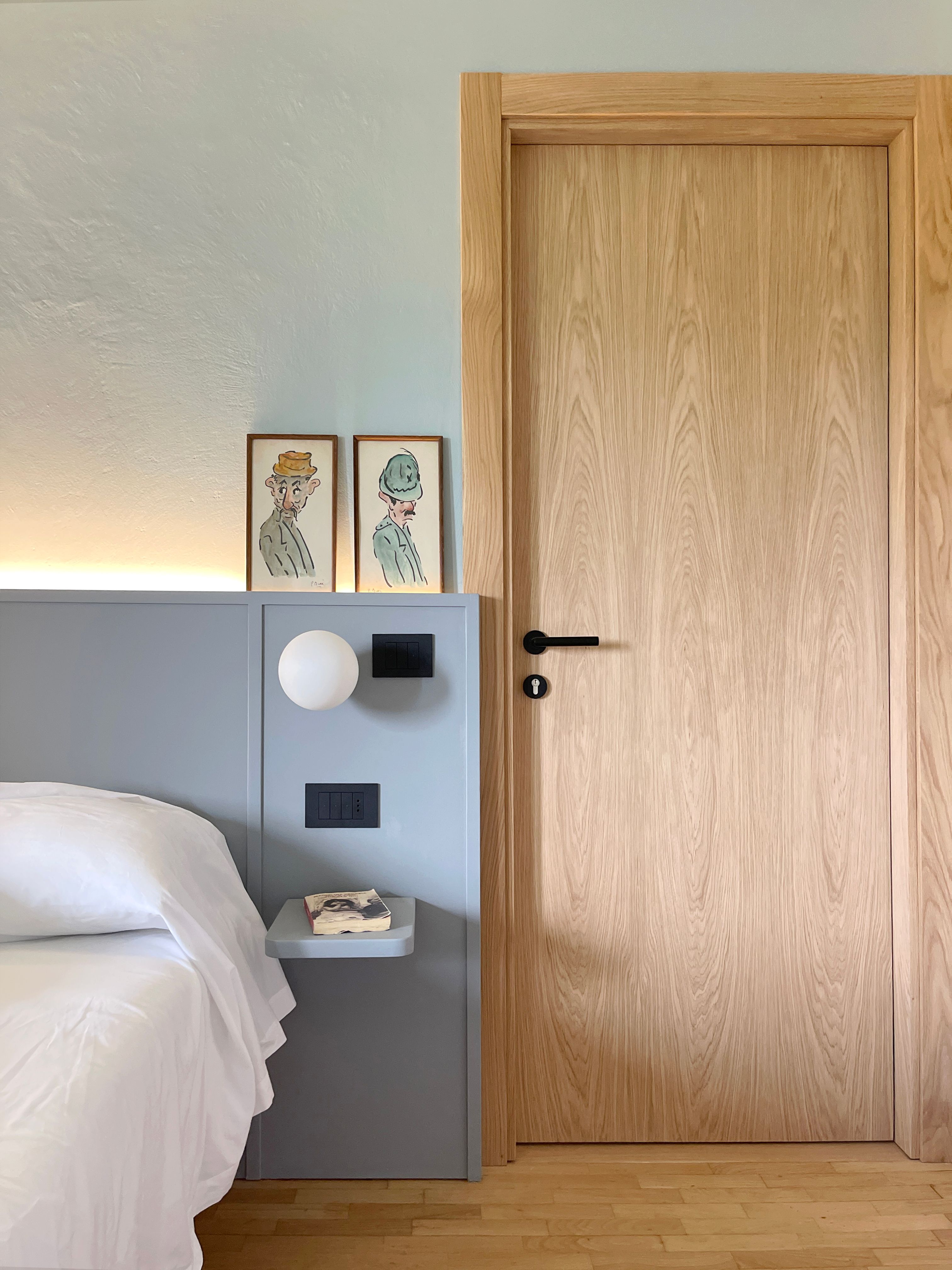 foto a colori con camera da letto di un bed&breakfast, parete azzuraa e porta in legno di rovere