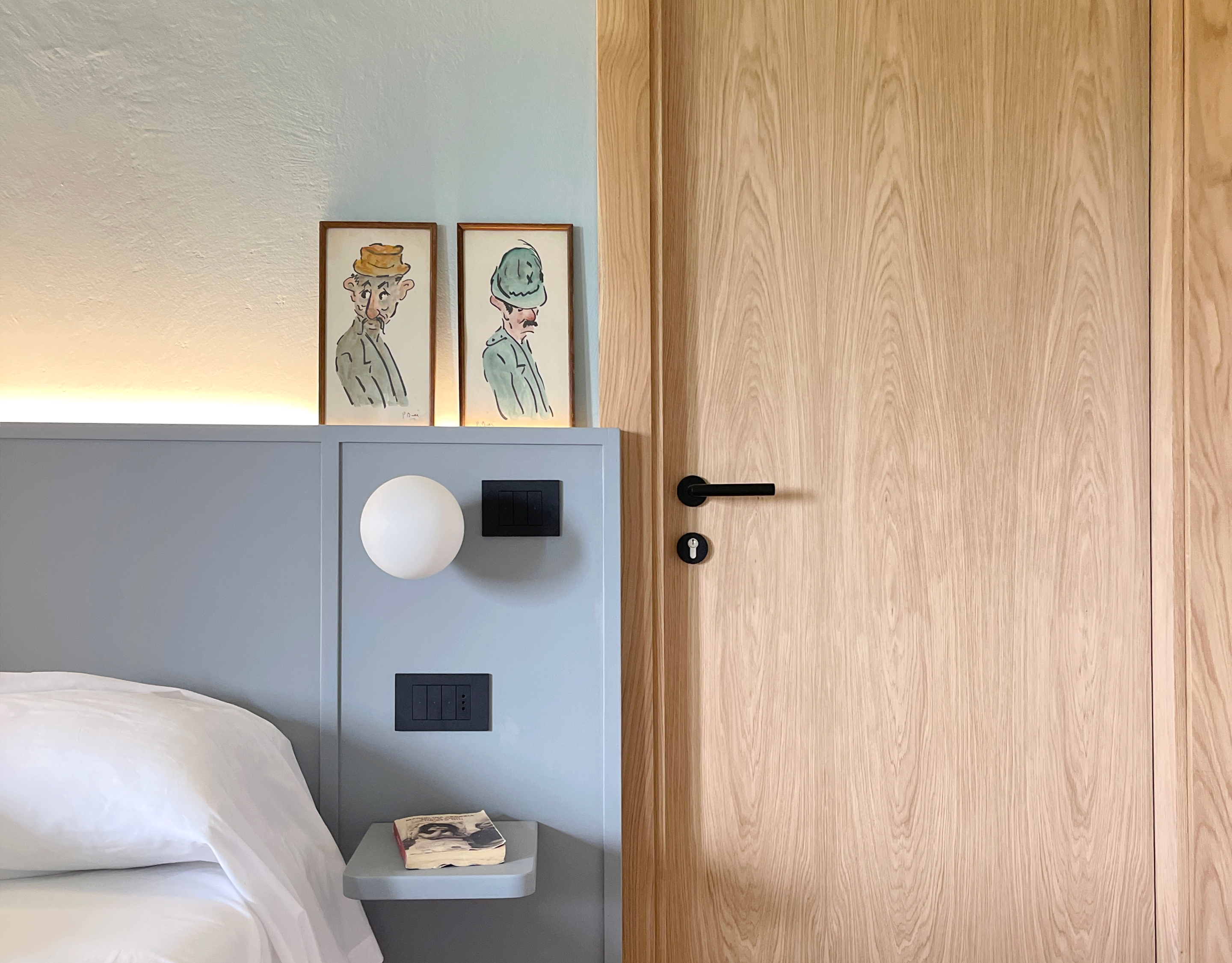 foto a colori con camera da letto di un bed&breakfast, parete azzuraa e porta in legno di rovere